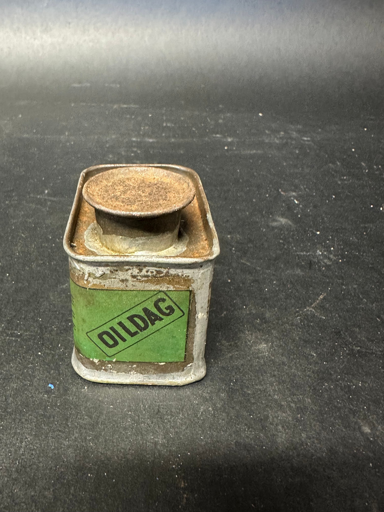 A rare Oildag Size No. 1 additive tin, 2 1/4" wide, 2 1/4" high. - Image 4 of 6