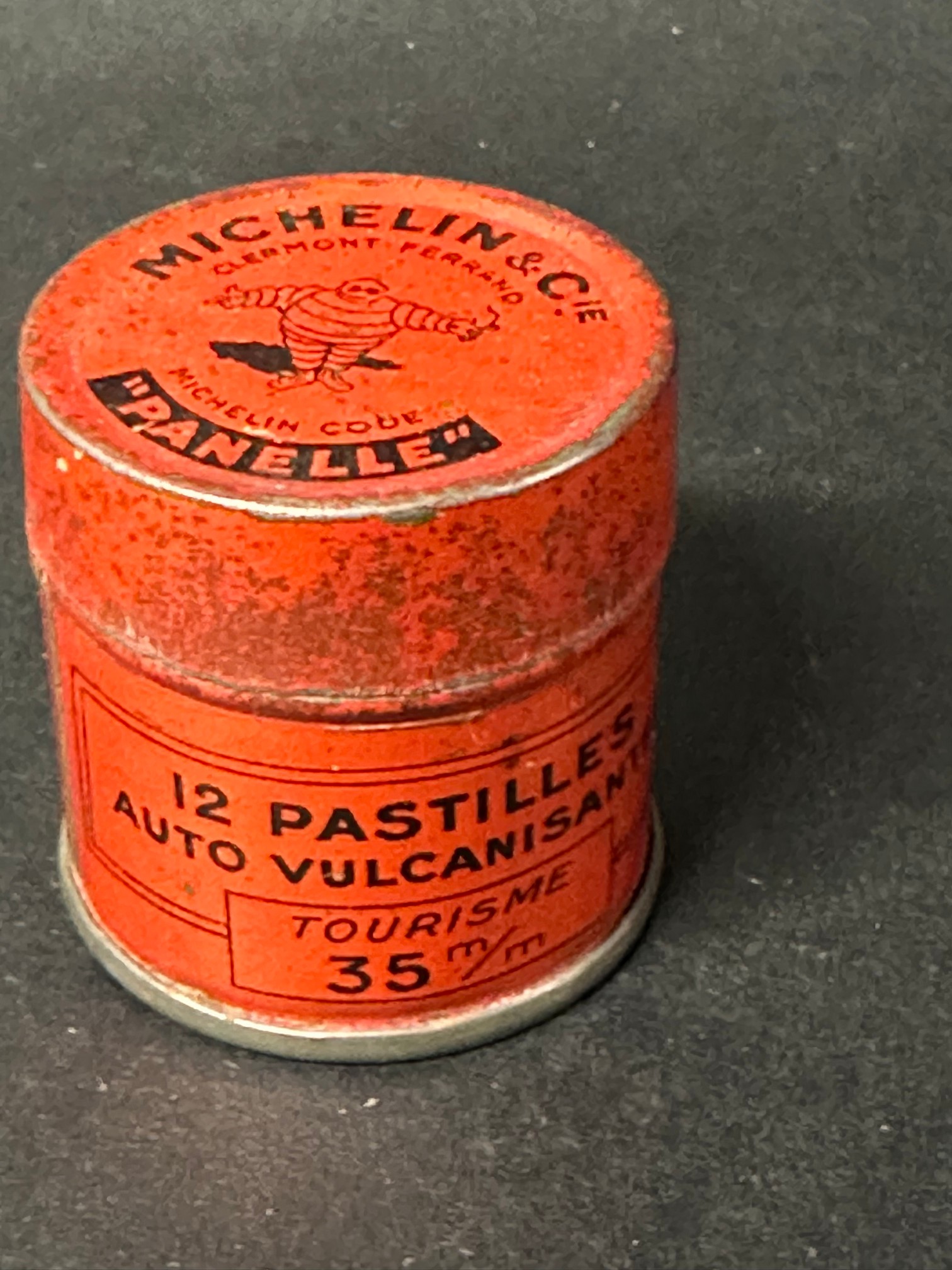 A Michelin & Cie "Panelle" miniature cylindrical tin for 12 Auto Valcanisantes Pastilles, 1 1/2" - Image 2 of 6