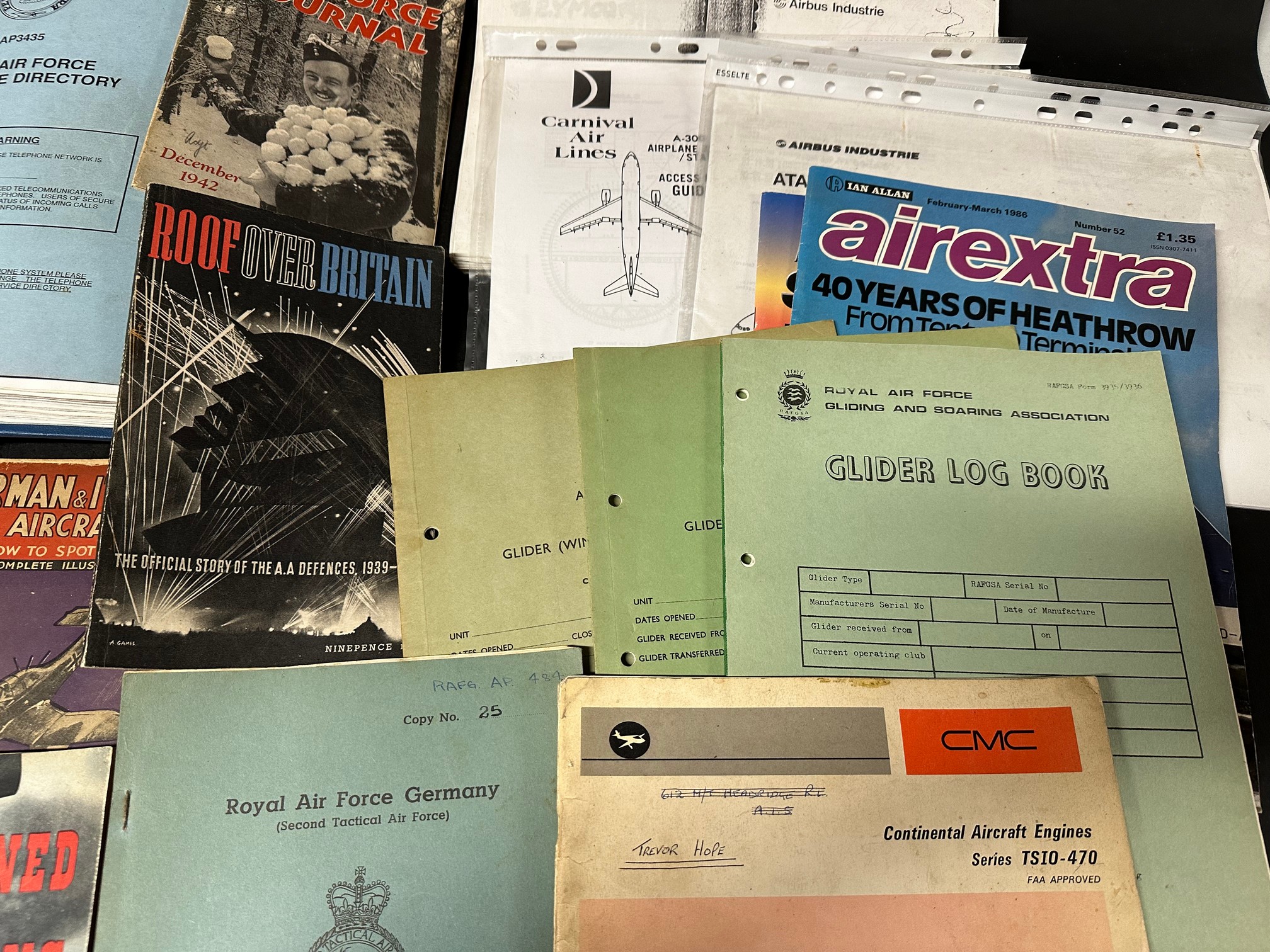 An aviation aeronautical/RAF lot including 1940s Battle of Britain booklets, RAF logbooks, an RAF - Image 5 of 6