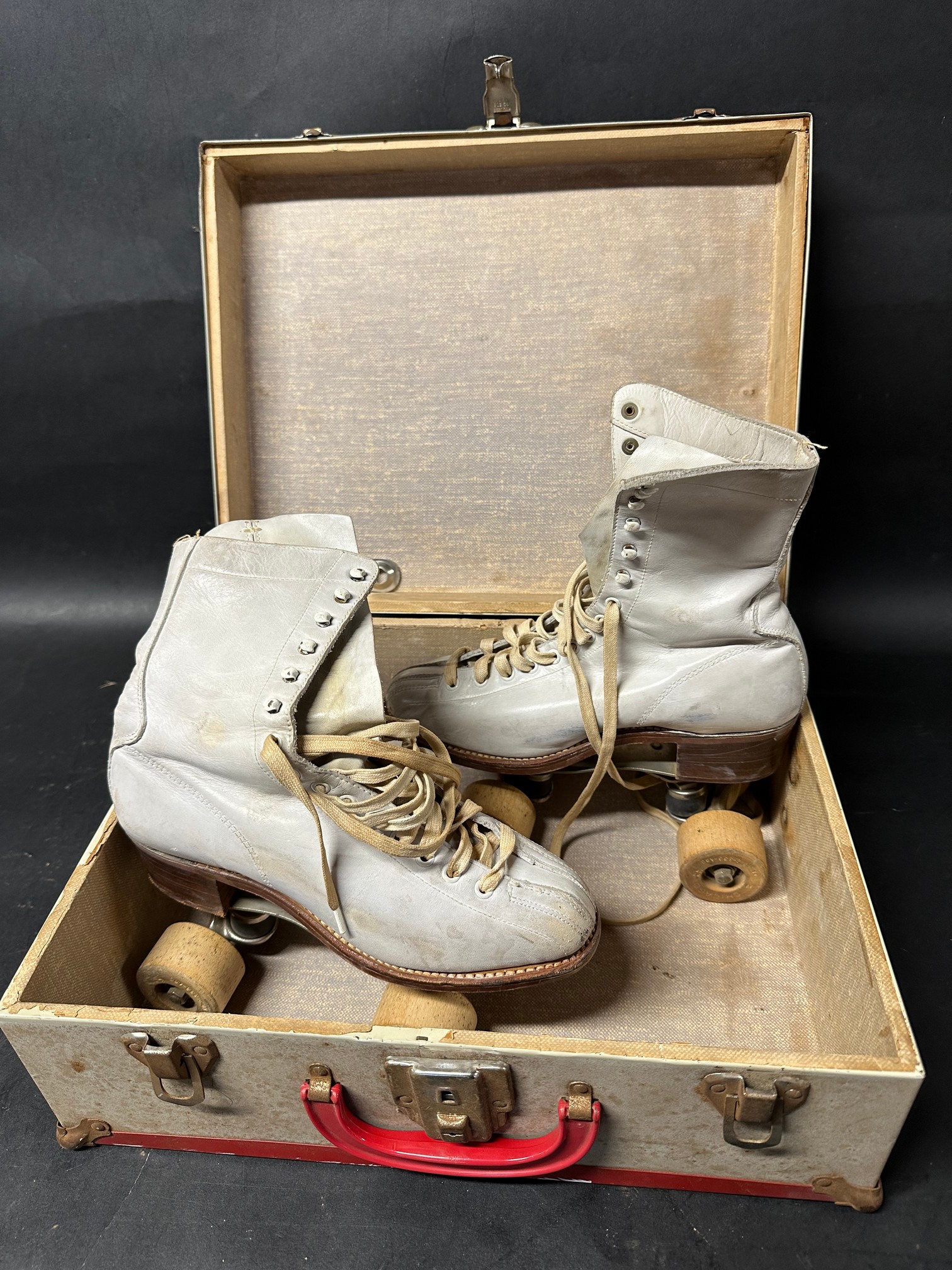 A cased set of rollerskates (approx sz UK 4/5), quintessentially genuine American 1950s diner - Image 2 of 5