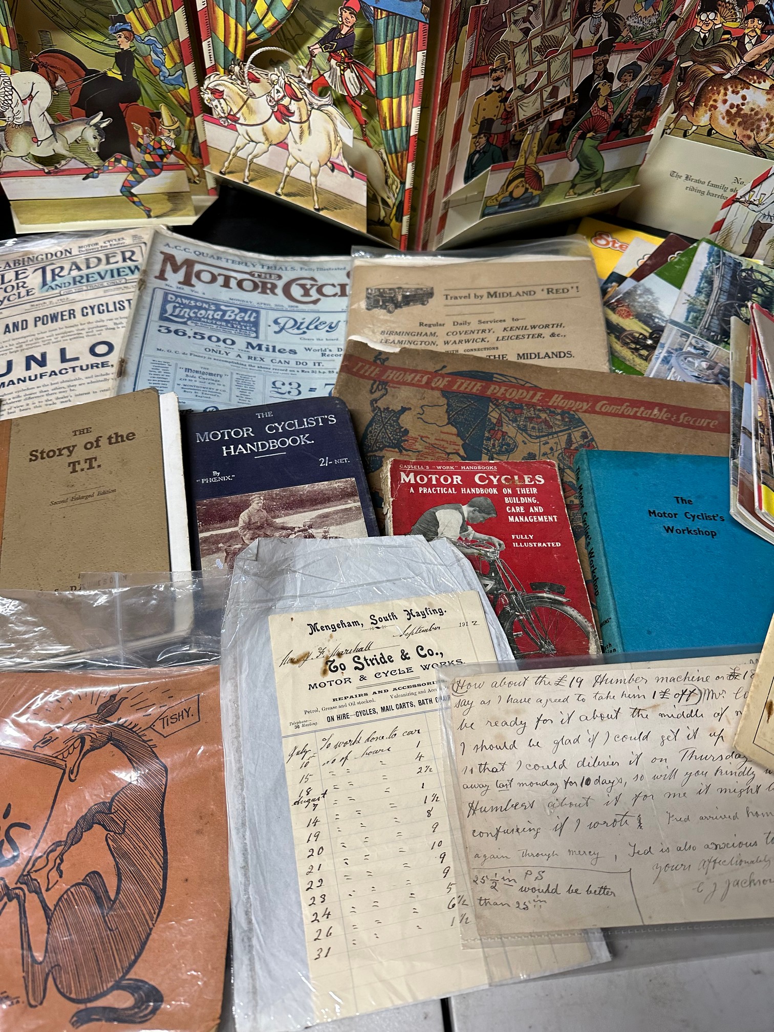 An interesting lot of books and ephemera including a Tom Webster's 1922 annual, International Circus - Image 5 of 6