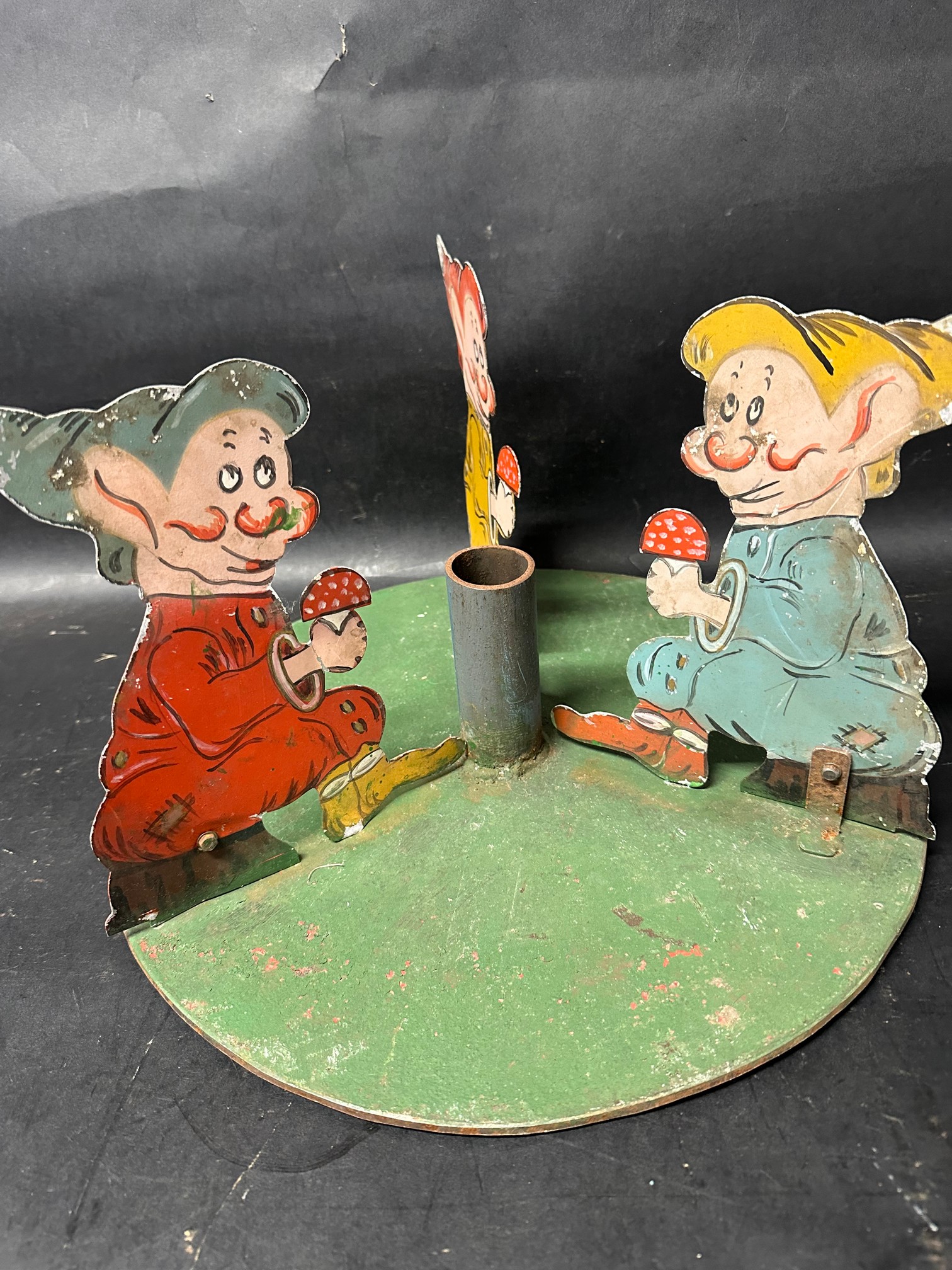 A metal parasol base depicting three dwarfs. - Image 2 of 3