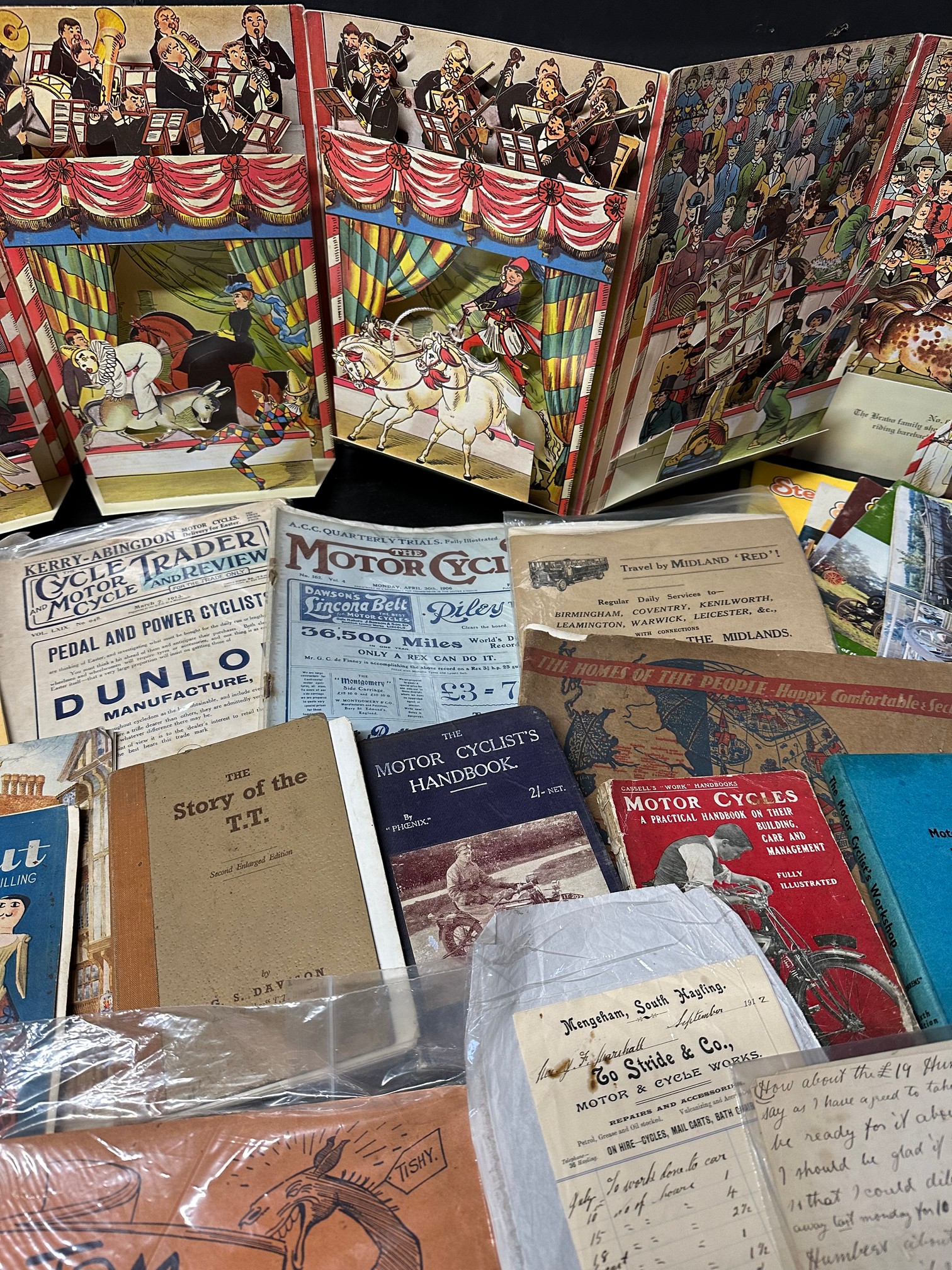 An interesting lot of books and ephemera including a Tom Webster's 1922 annual, International Circus - Image 4 of 6