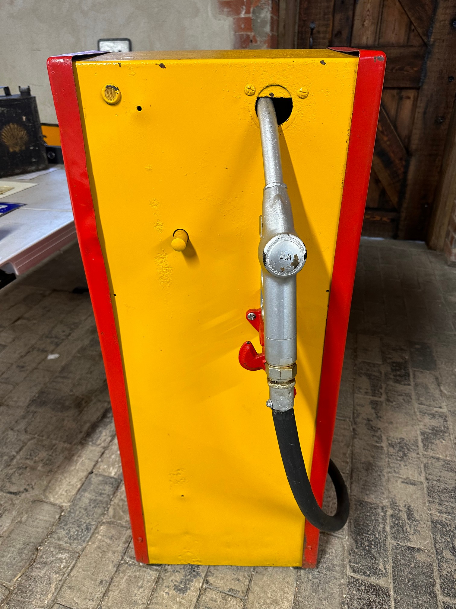 A small Gilbarco yard tube fuel pump with Shell livery, 45" x 25" (inc hose) 23 1/2" (excl hose). - Image 4 of 5
