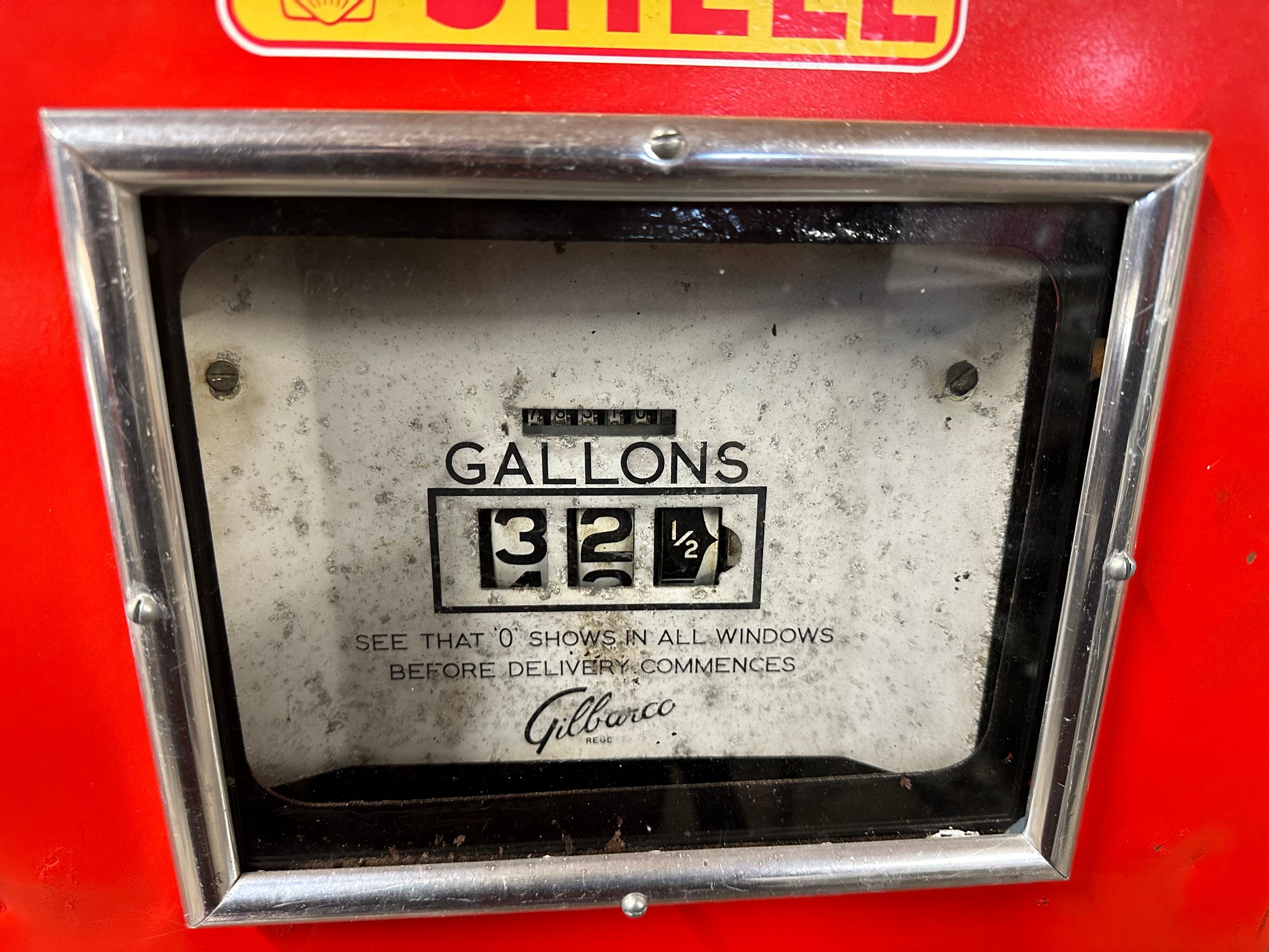 A small Gilbarco yard tube fuel pump with Shell livery, 45" x 25" (inc hose) 23 1/2" (excl hose). - Image 5 of 5