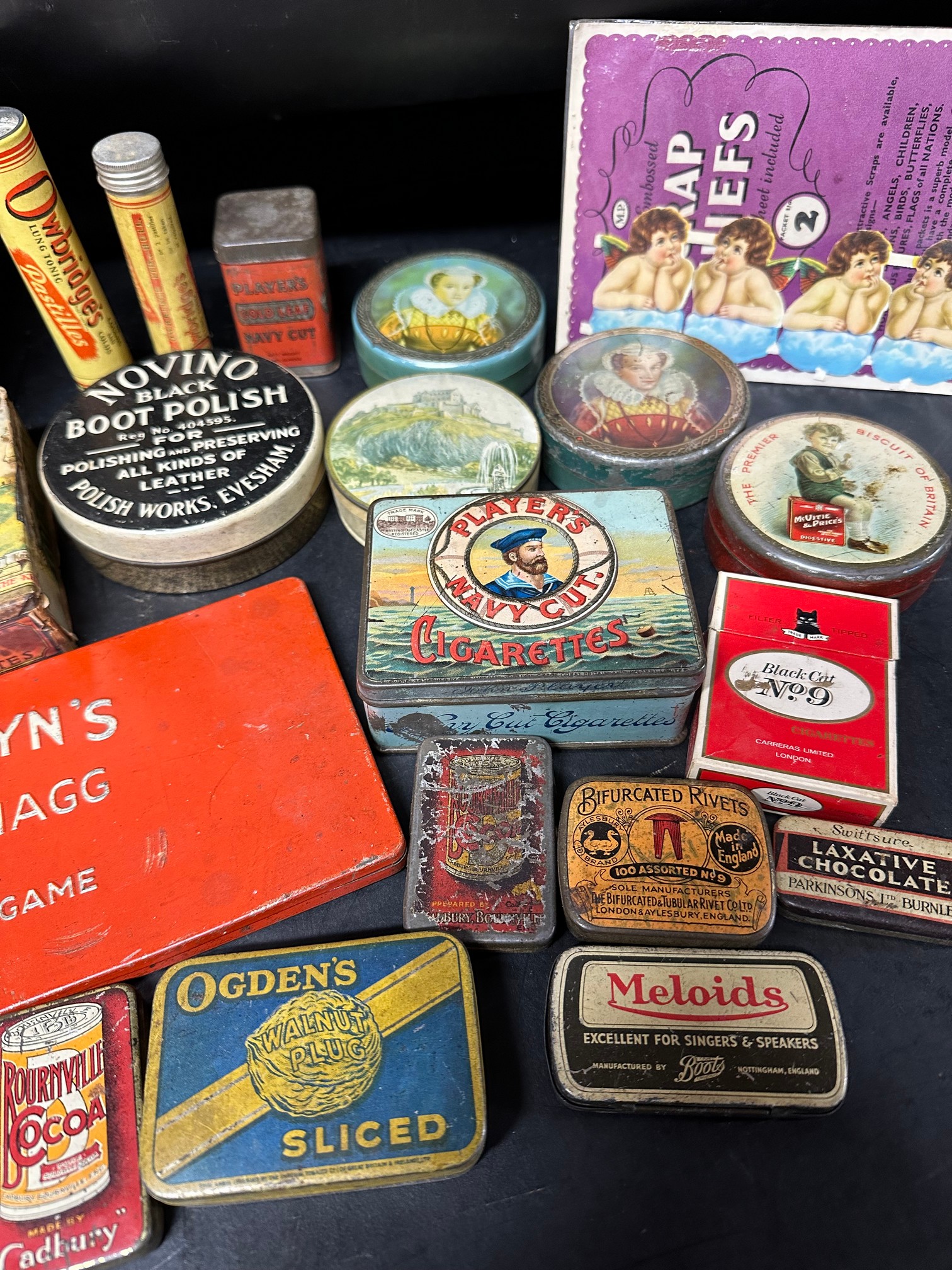 A selection of tins, a match case, a Franklyn's Fine Shagg novel patience game, toe plaster point of - Bild 4 aus 5
