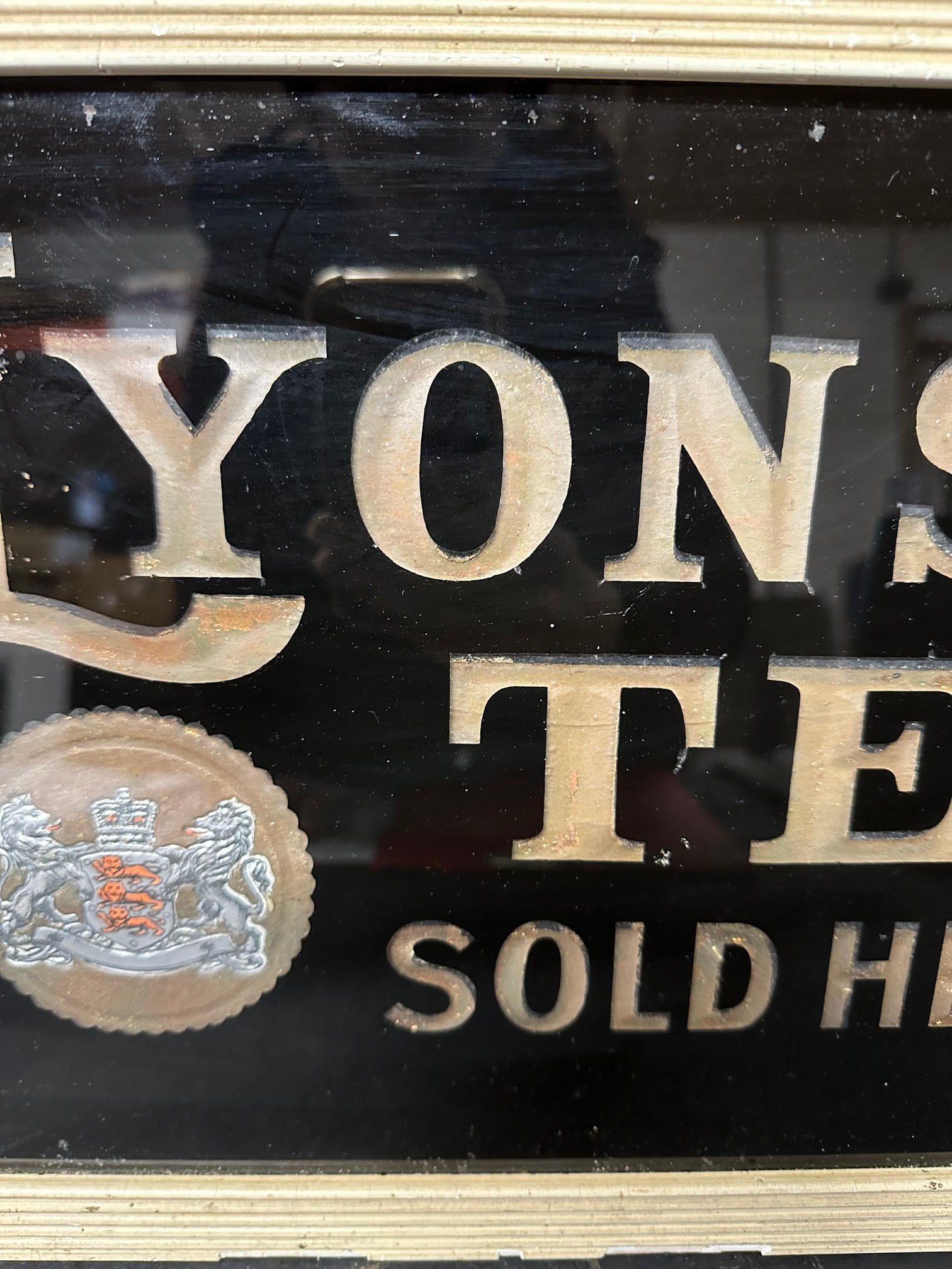 A Lyons' Tea Sold Here glass advertising sign, framed, 16 1/2 x 11 1/2". - Bild 3 aus 5