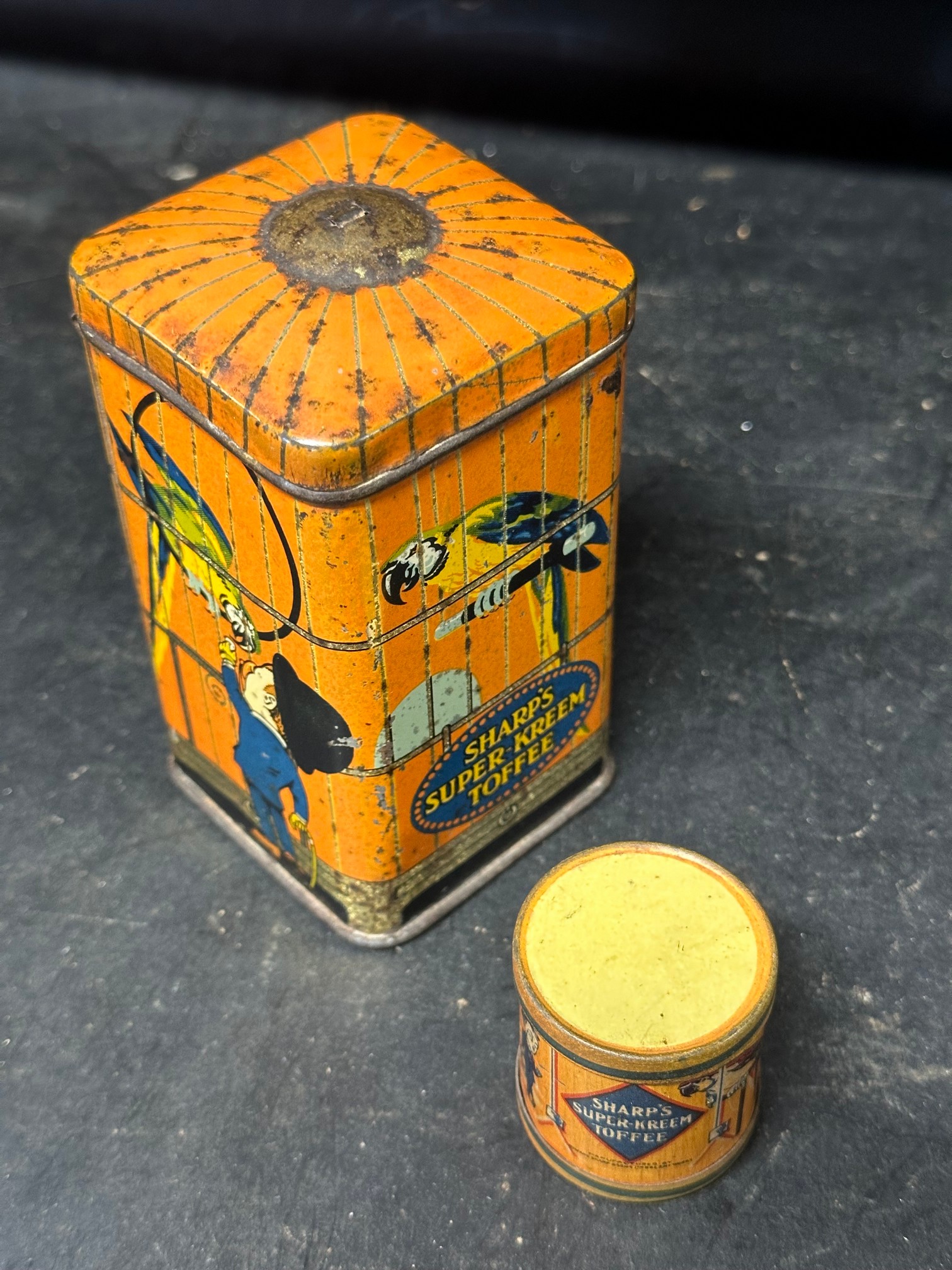 A Sharp's Super Kreem Toffee string dispensing tin, 4 1/4 x 2 1/4" and a miniature drum tin, 1 1/ - Bild 2 aus 6