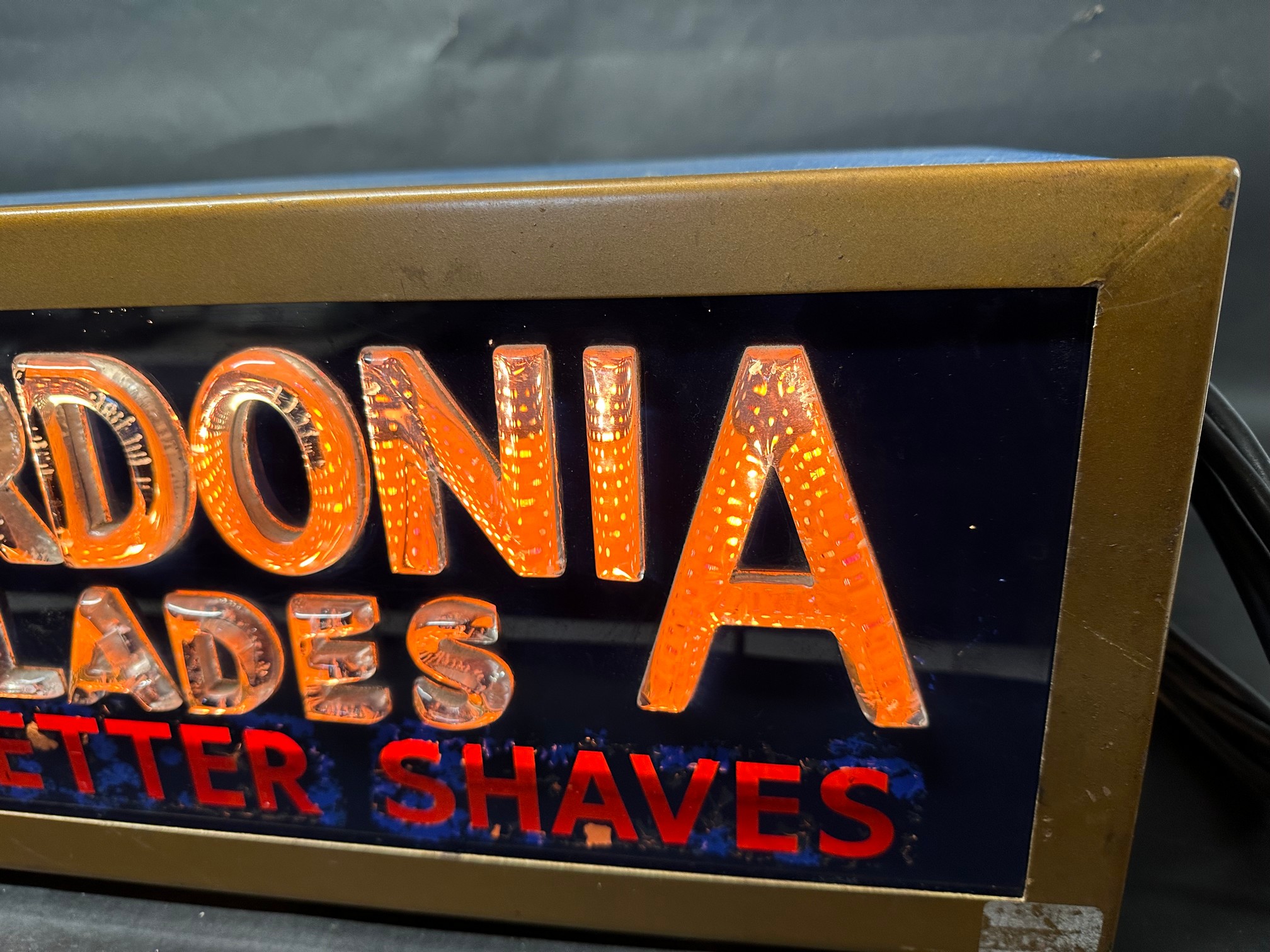 A Wardonia Blades 'For Better Shaves' lightbox, 21 1/2" wide x 9" tall x 10 1/2" deep. - Bild 4 aus 5