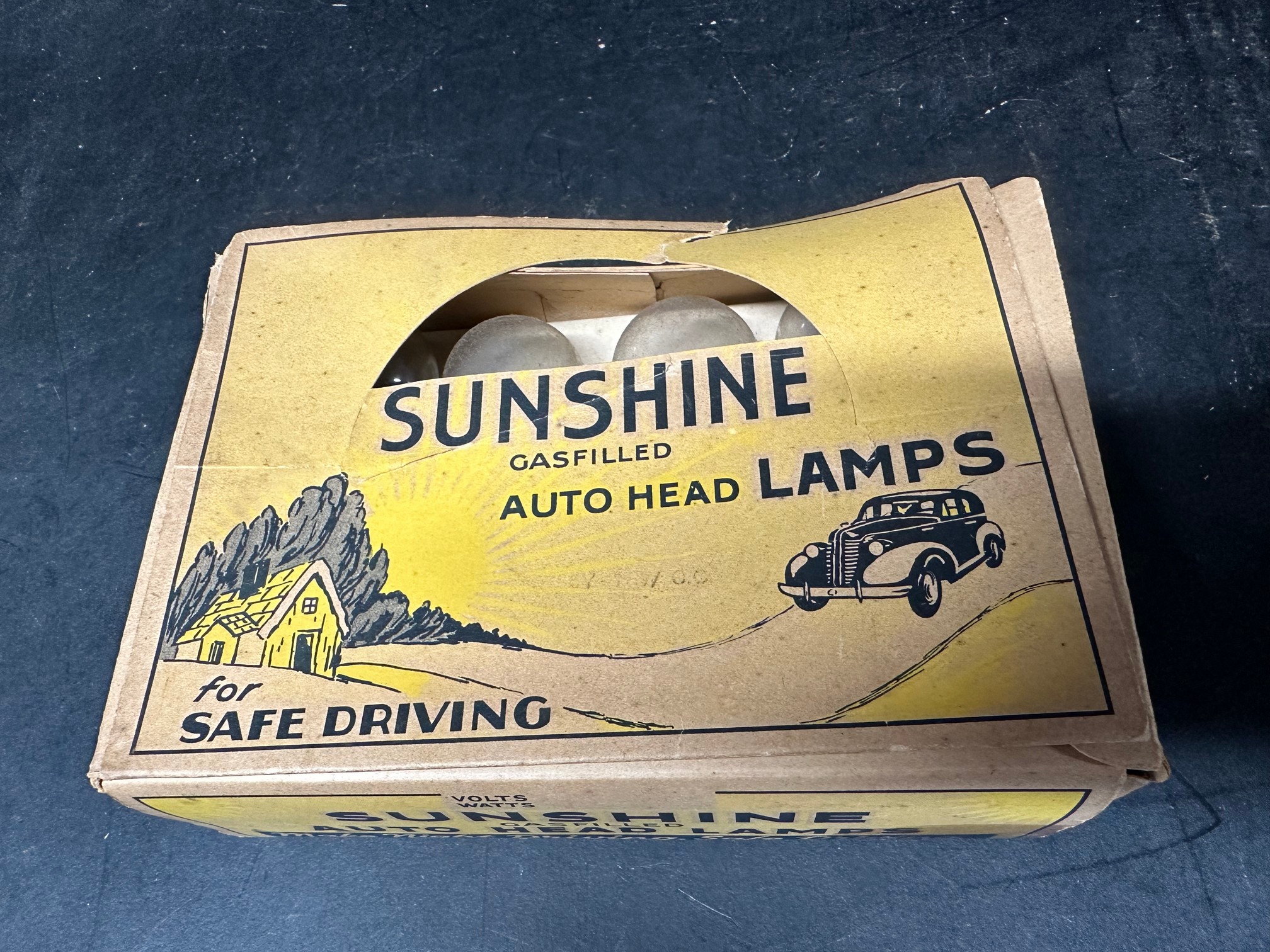 A box of Sunshine gas-filled Auto Head Lamps, new old stock and an Esso Blue invoice pad. - Bild 5 aus 5