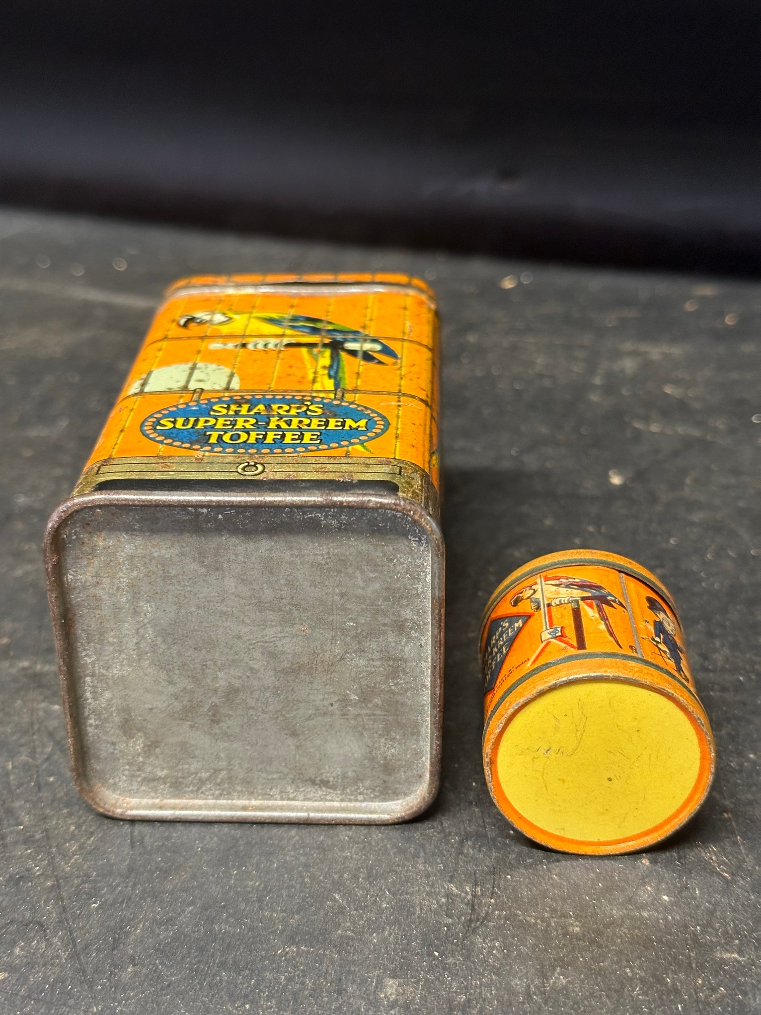 A Sharp's Super Kreem Toffee string dispensing tin, 4 1/4 x 2 1/4" and a miniature drum tin, 1 1/ - Bild 5 aus 6