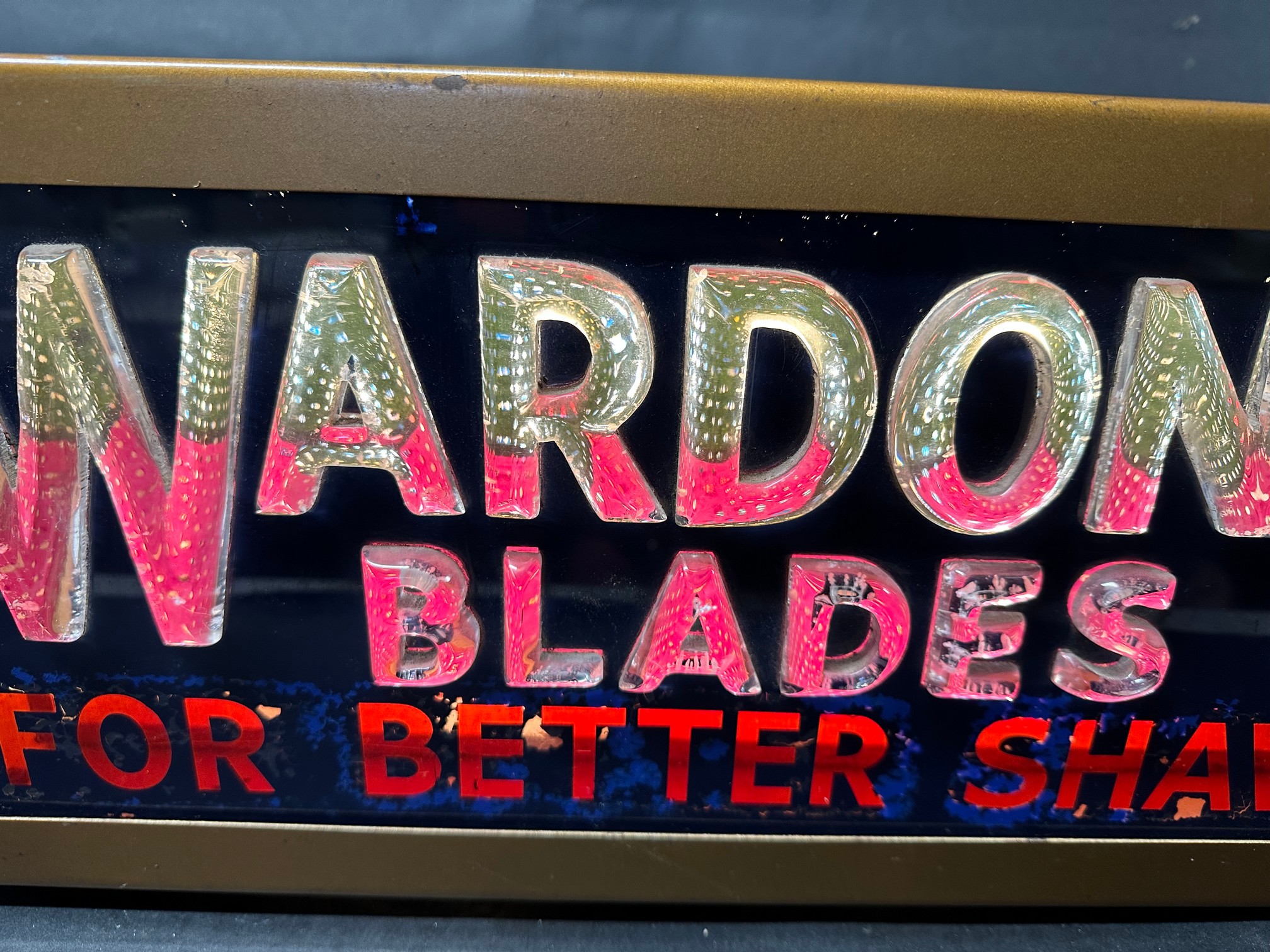 A Wardonia Blades 'For Better Shaves' lightbox, 21 1/2" wide x 9" tall x 10 1/2" deep. - Bild 3 aus 5