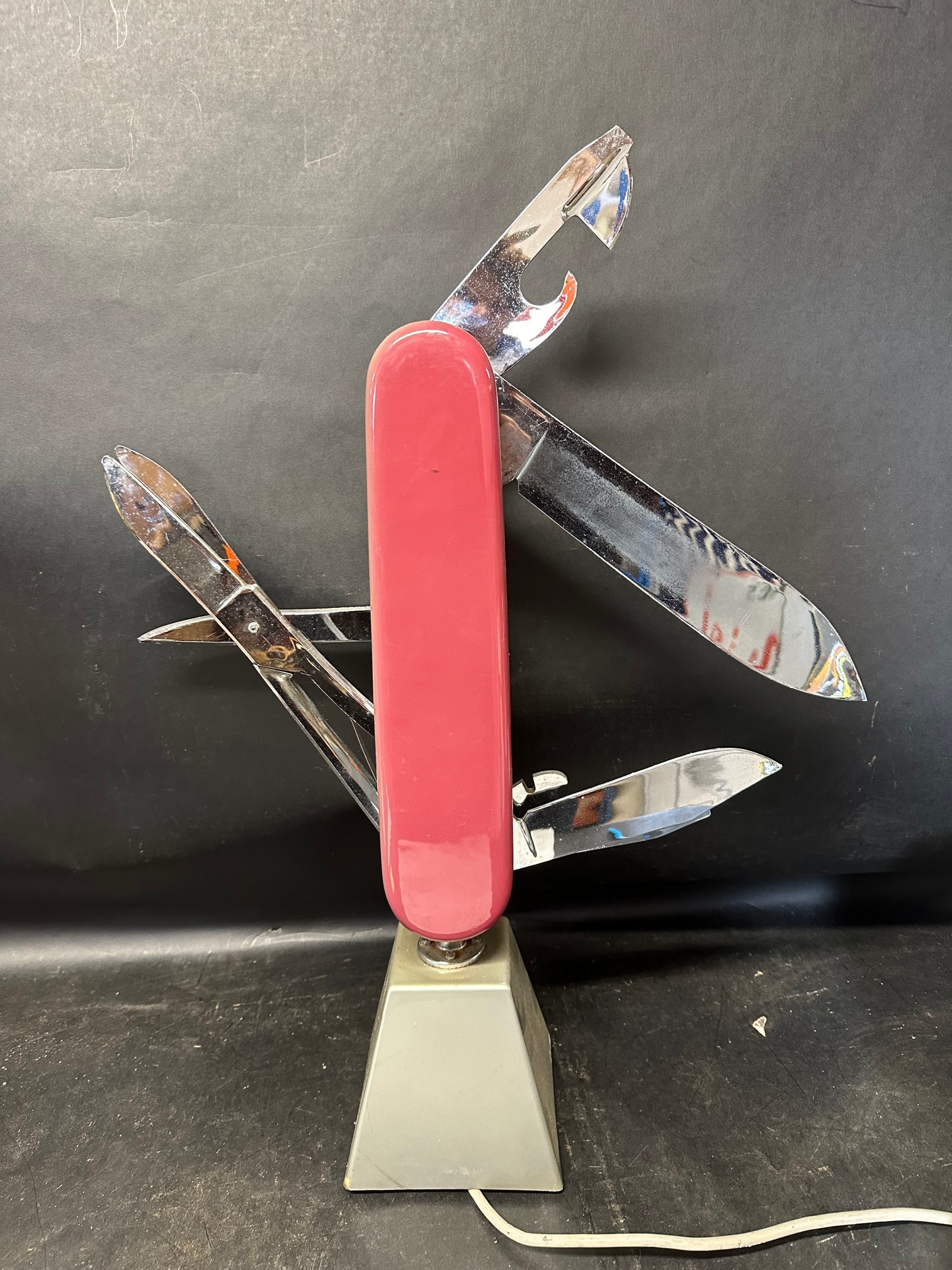 A Victorinox - The Original Swiss Army Knife retail advertising automaton, blades are made of - Image 6 of 6