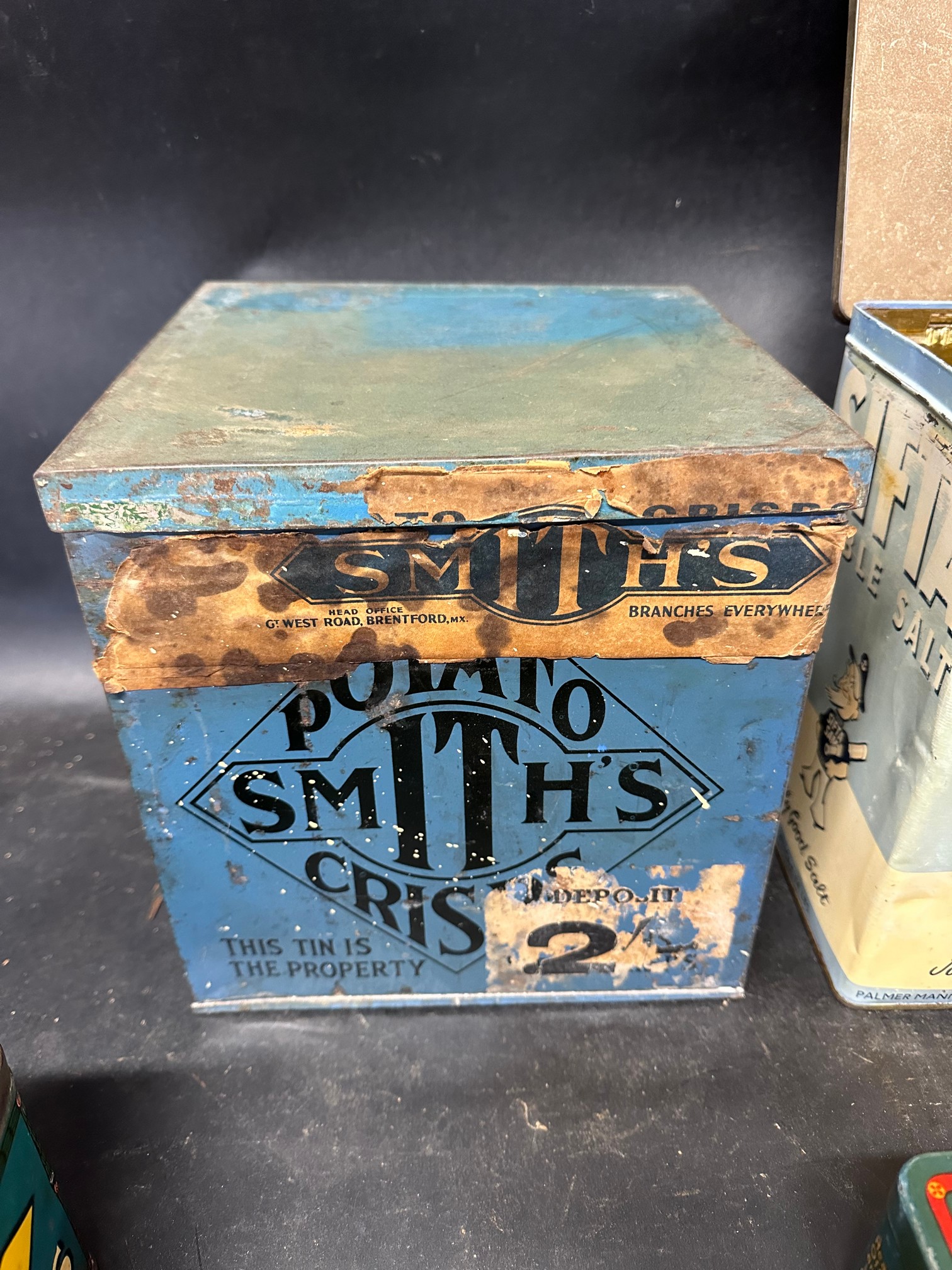Four Smith's Potato Crisps tins and a Sifta Table Salt Sifta Sam 'Jolly Good Salt' tin (5). - Image 3 of 6