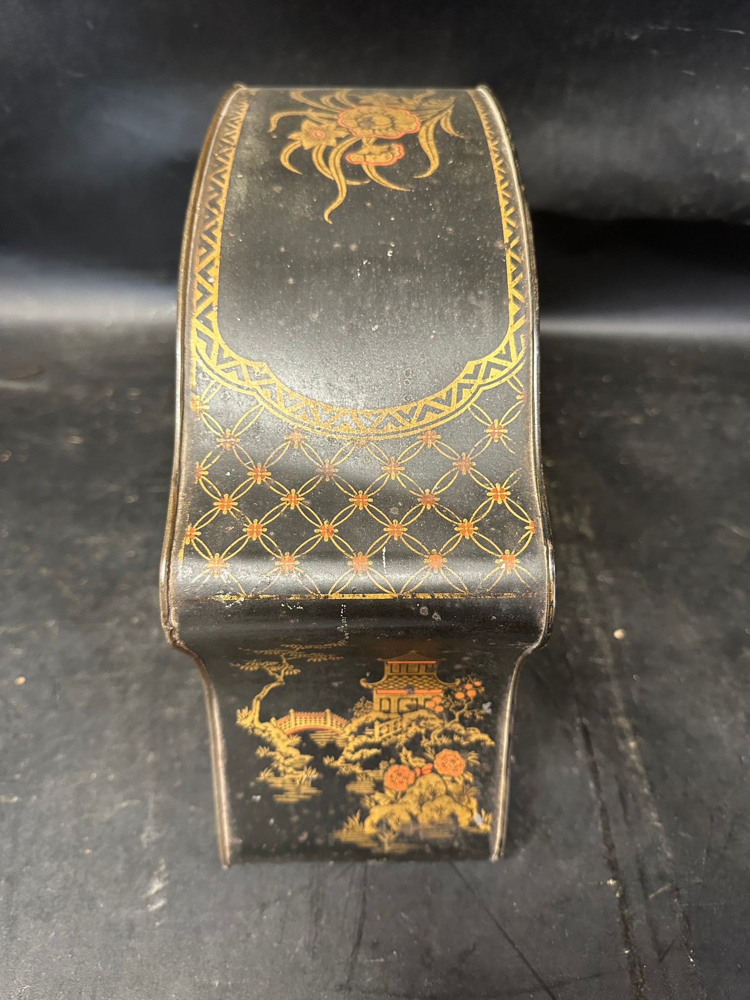 A shaped tole clock confectionery tin circa 1910 depicting Oriental scenes, possibly by Champion - Image 5 of 8