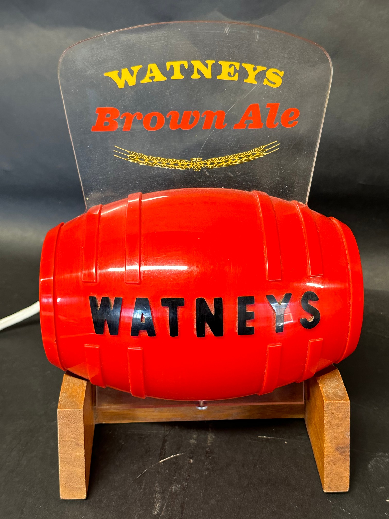 A Watney's Brown Ale bar top advertising light in the form of a beer barrel. - Bild 2 aus 5