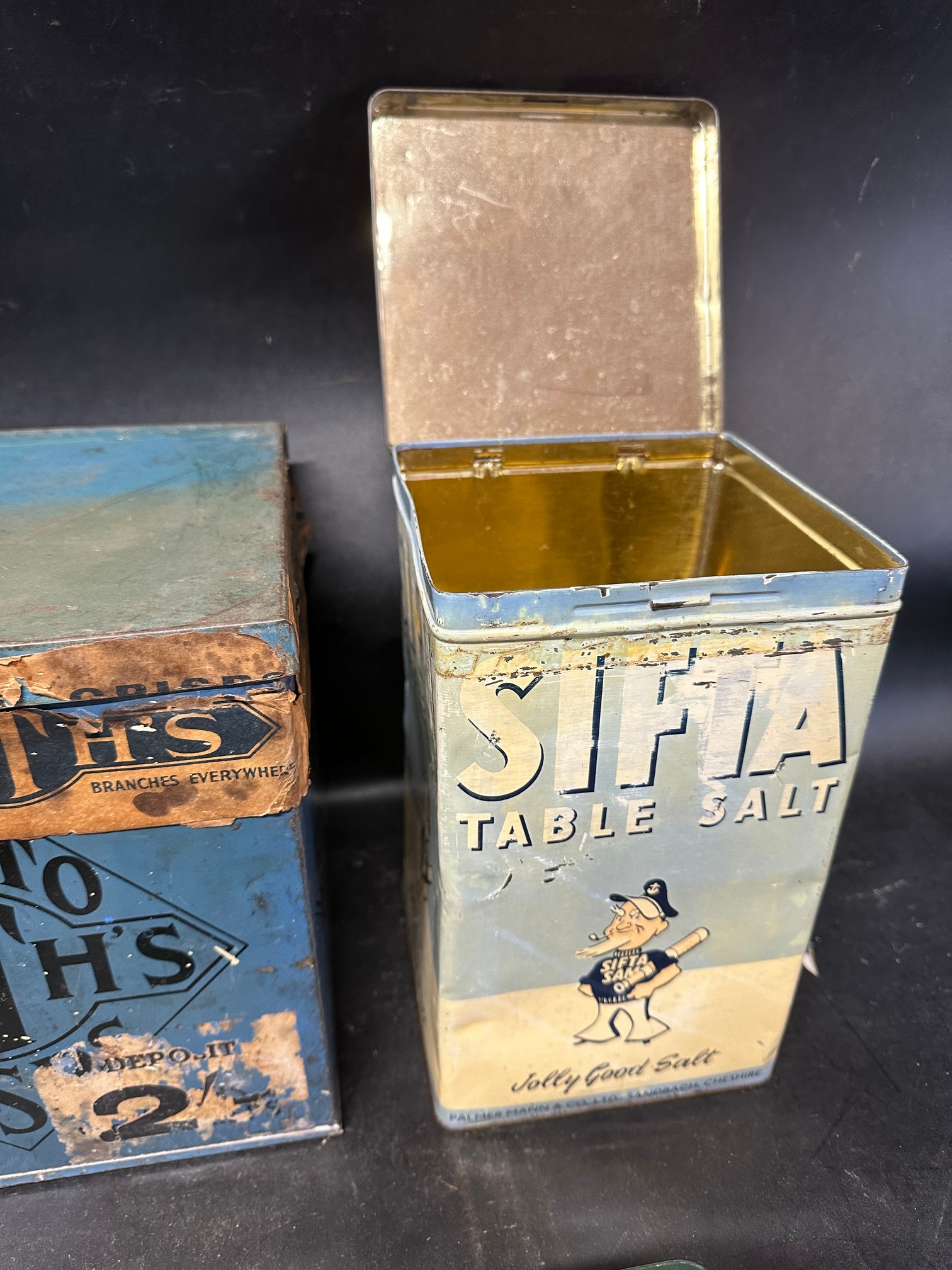 Four Smith's Potato Crisps tins and a Sifta Table Salt Sifta Sam 'Jolly Good Salt' tin (5). - Image 4 of 6