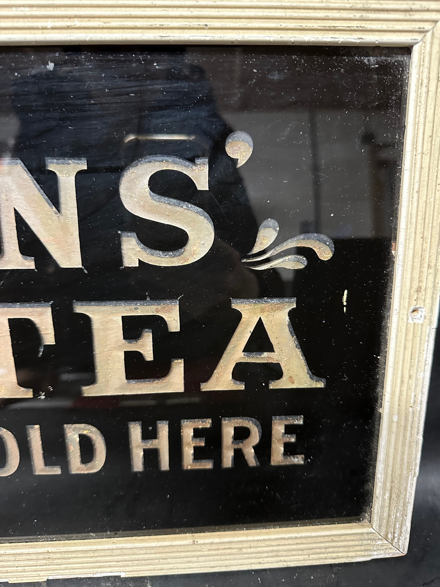 A Lyons' Tea Sold Here glass advertising sign, framed, 16 1/2 x 11 1/2". - Bild 4 aus 5