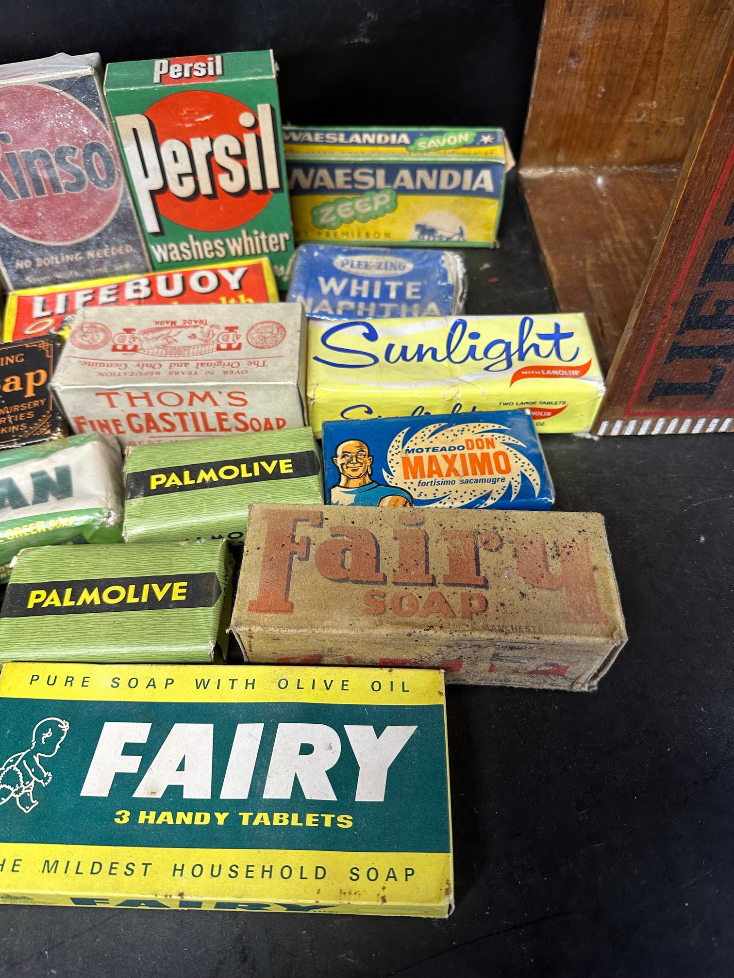A crate of soap (all bar Taniwha with contents) inc. Rinso, Persil, Ivy, Palmolive, Fairy, Sunlight, - Bild 5 aus 5