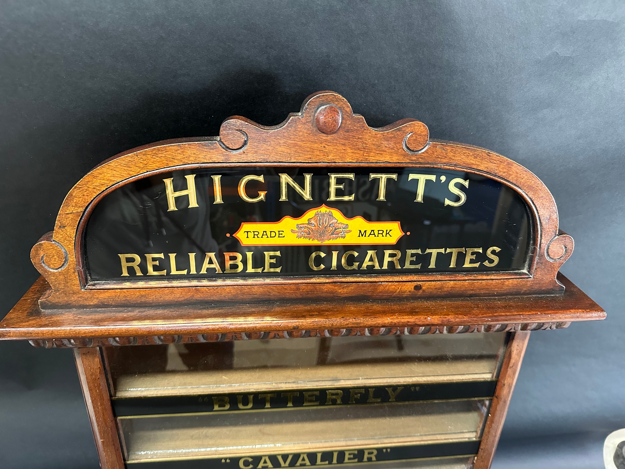 A Hignett's Cigarettes pediment five drawer cabinet, 30" tall x 22" wide x 6/3" deep. - Bild 3 aus 5