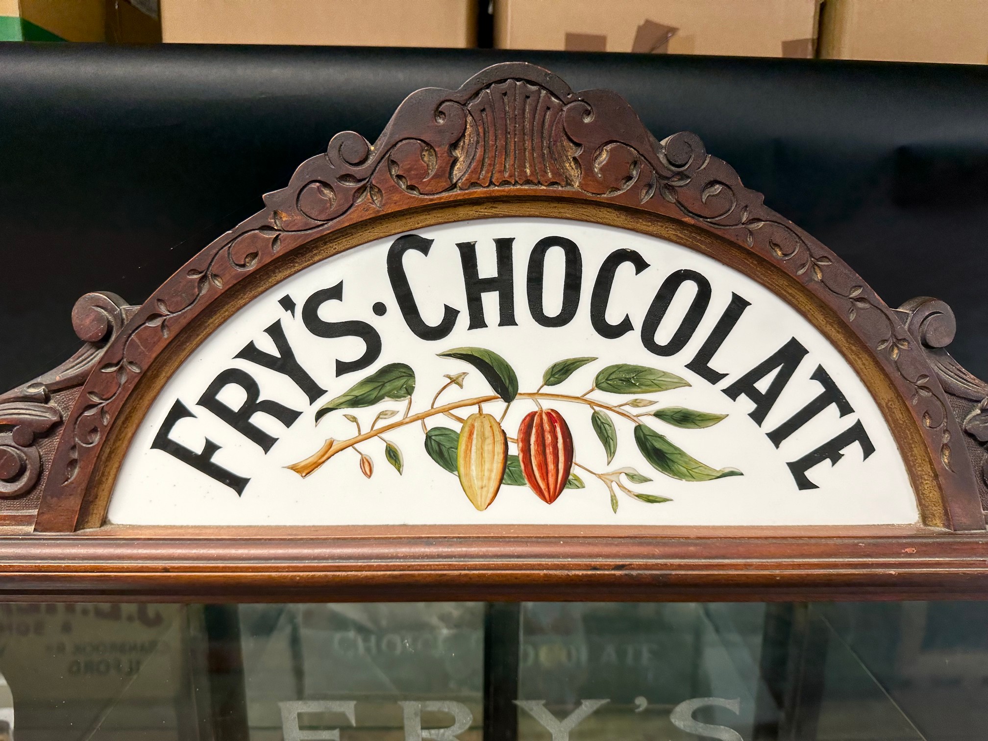 A large Fry's pediment mahogany cabinet, in excellent condition, 36 1/4" tall x 27" wide by 15" - Bild 5 aus 8