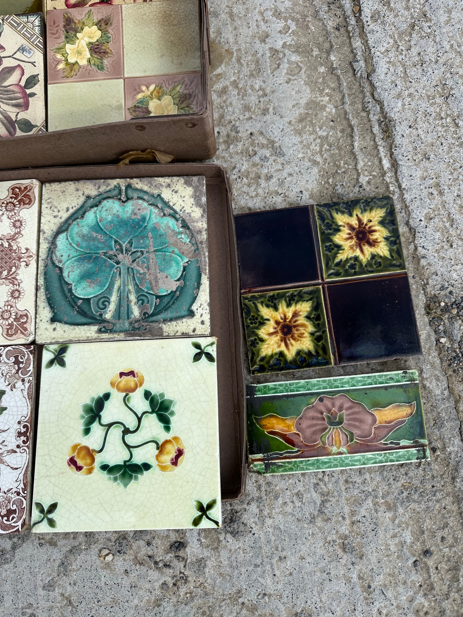 A selection of tiles including Arts & Crafts (16). - Image 4 of 7