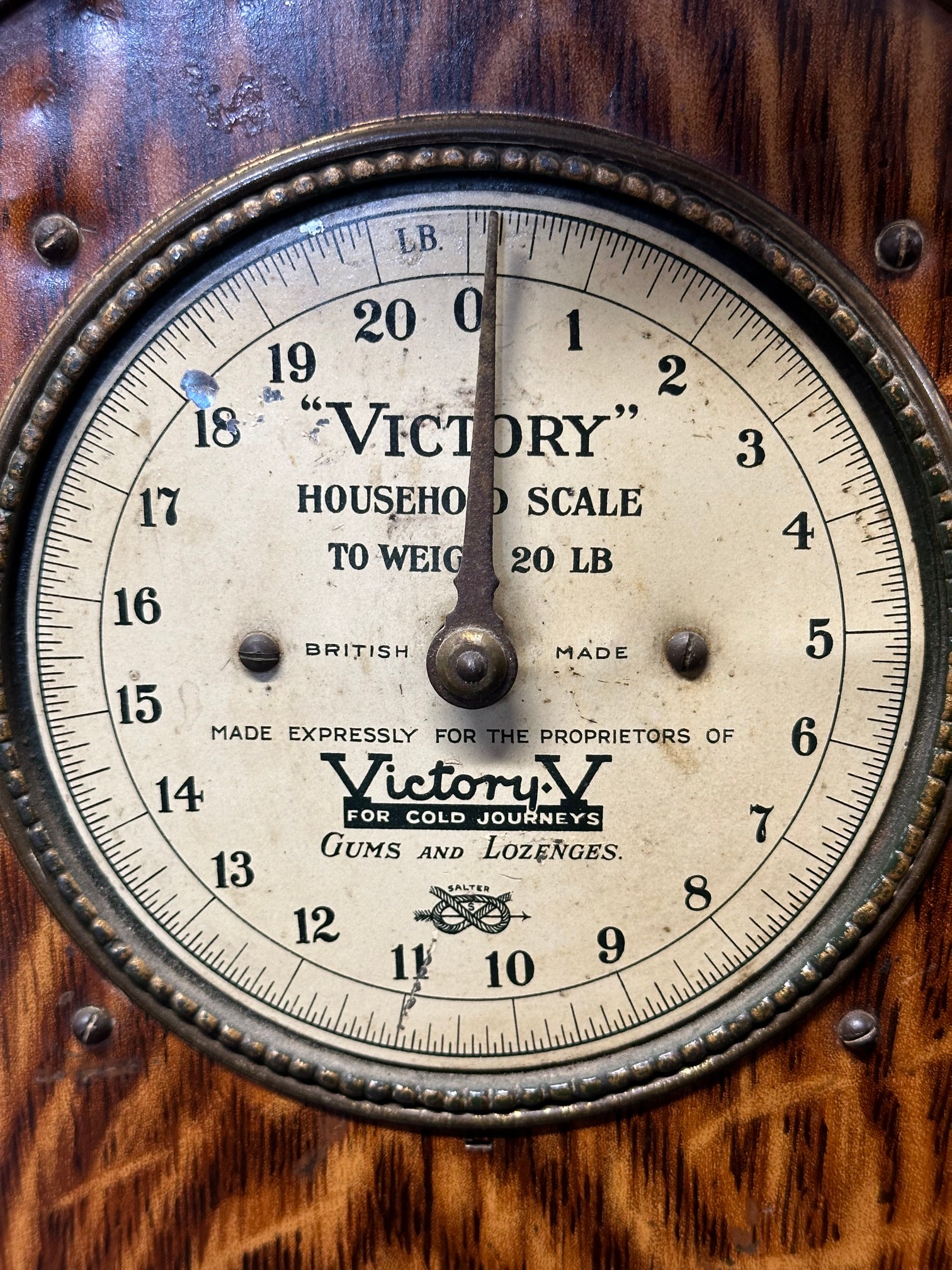 A set of early 20th Century household toleware tin weighing scales advertising Victory V for Cold - Bild 2 aus 10