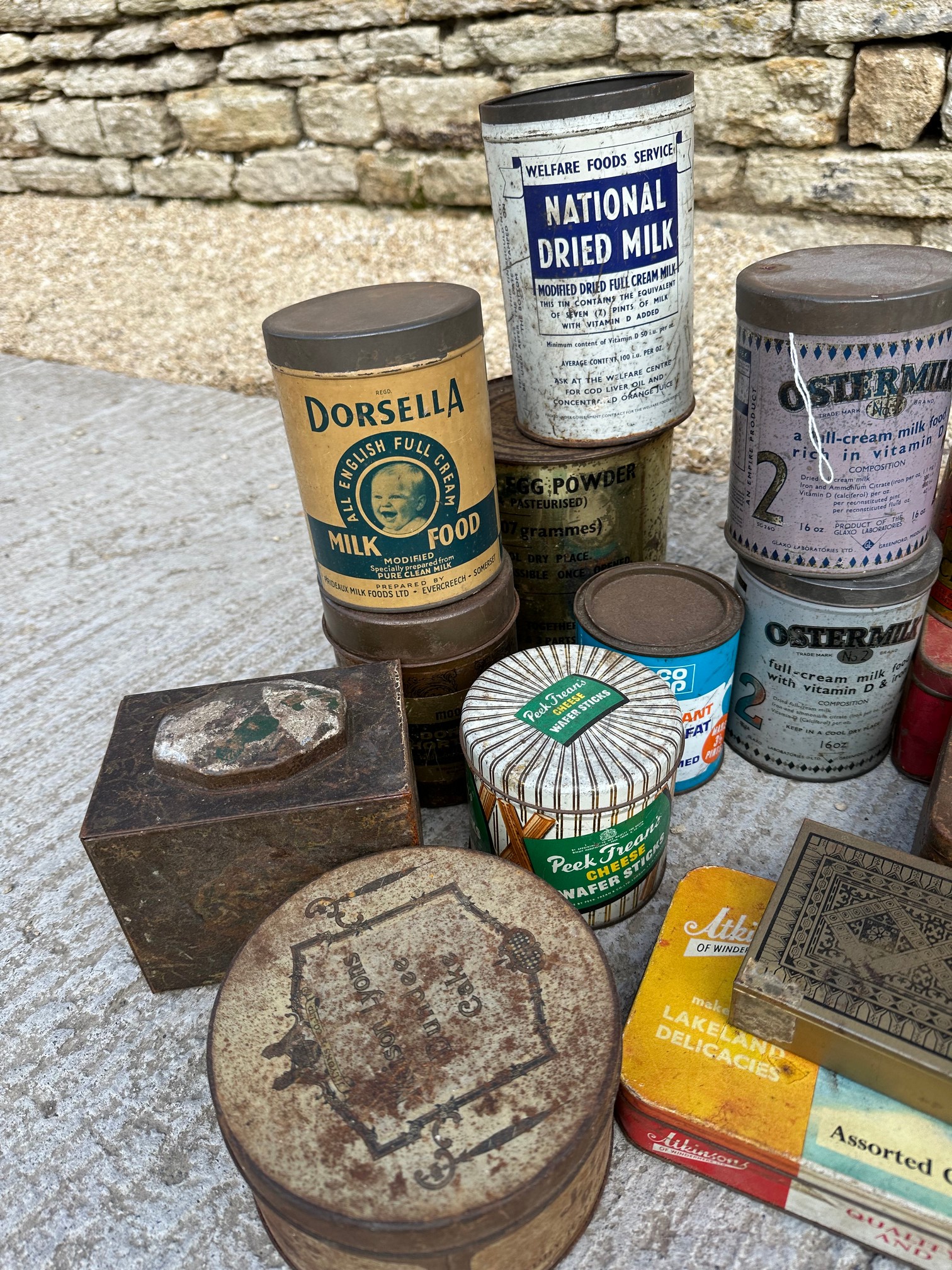 A selection of food tins inc. Maison Lyons, Dorsella, Oster Milk, Peek Frean's Co-op etc. - Bild 2 aus 5