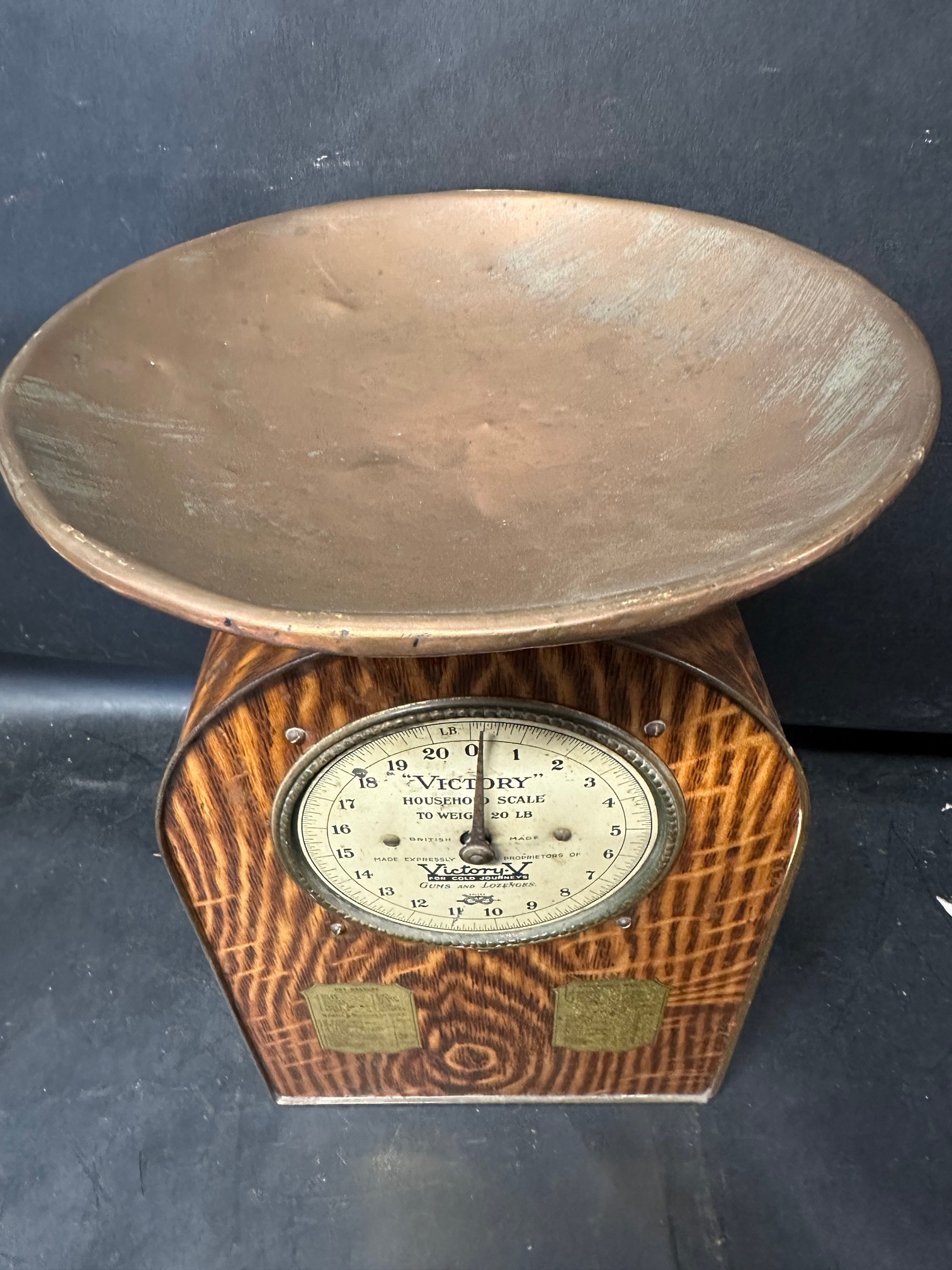 A set of early 20th Century household toleware tin weighing scales advertising Victory V for Cold - Bild 3 aus 10