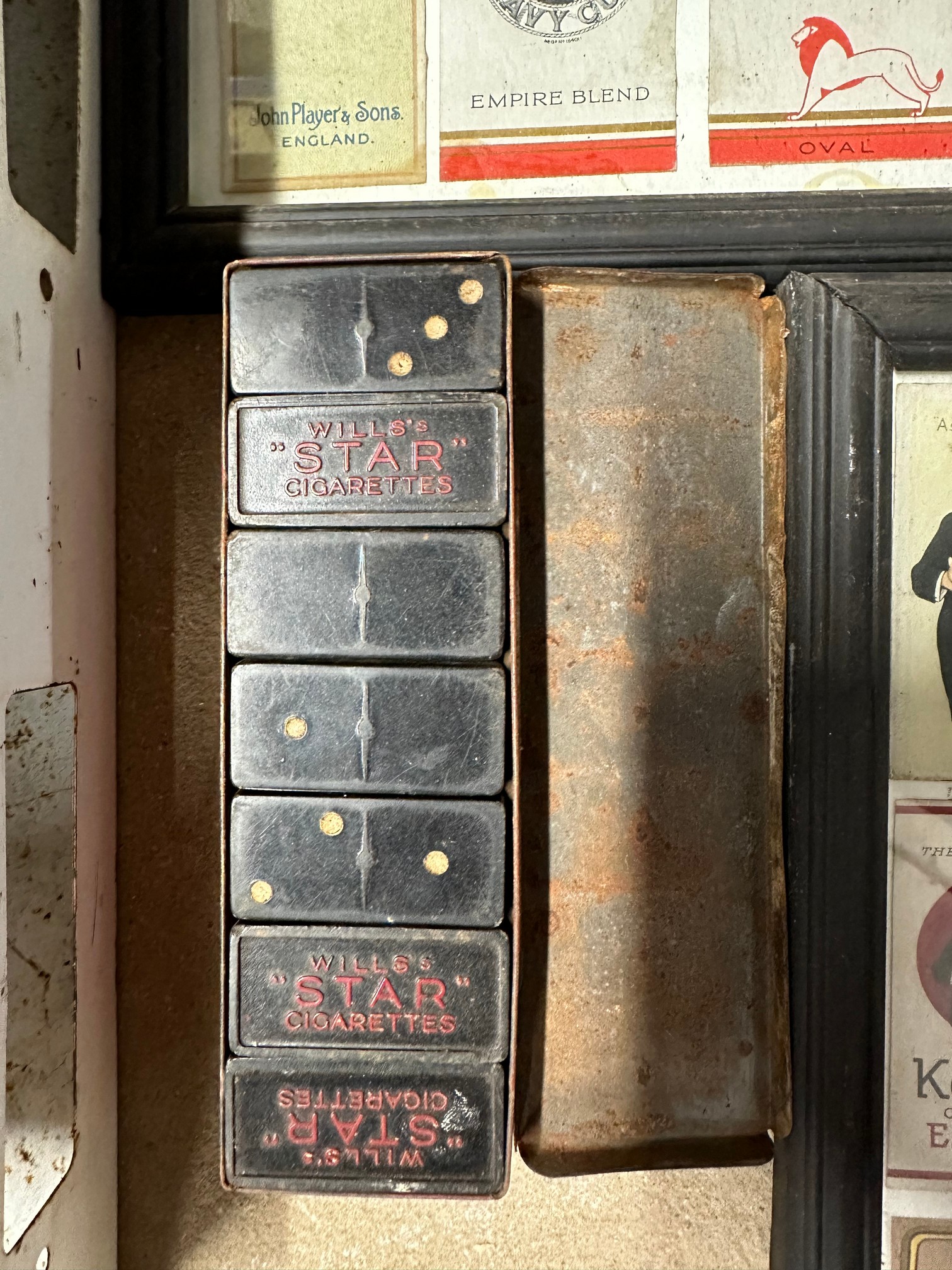 A Player's Navy Cut vending machine/dispenser, a tin of dominoes with Wills's STAR Cigarettes - Image 4 of 8