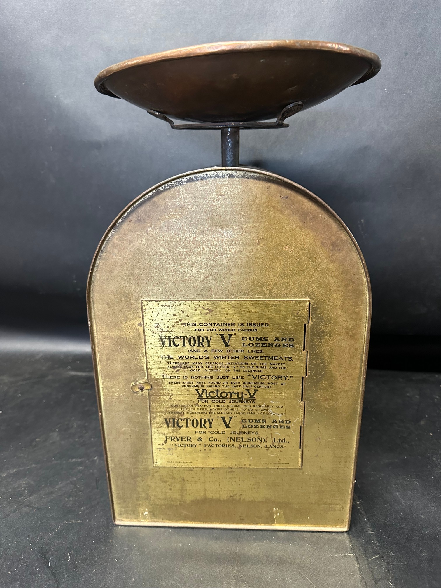 A set of early 20th Century household toleware tin weighing scales advertising Victory V for Cold - Bild 5 aus 10