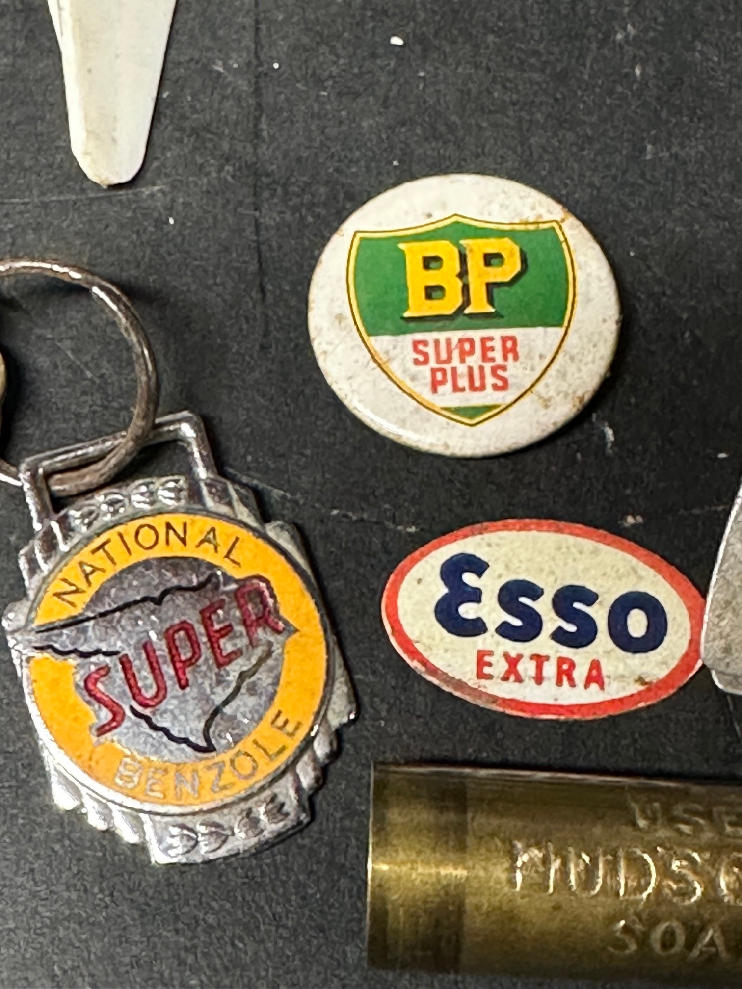 A selection of advertising and collectables inc. three whistles, a National Benzole Super keyring, a - Bild 3 aus 5