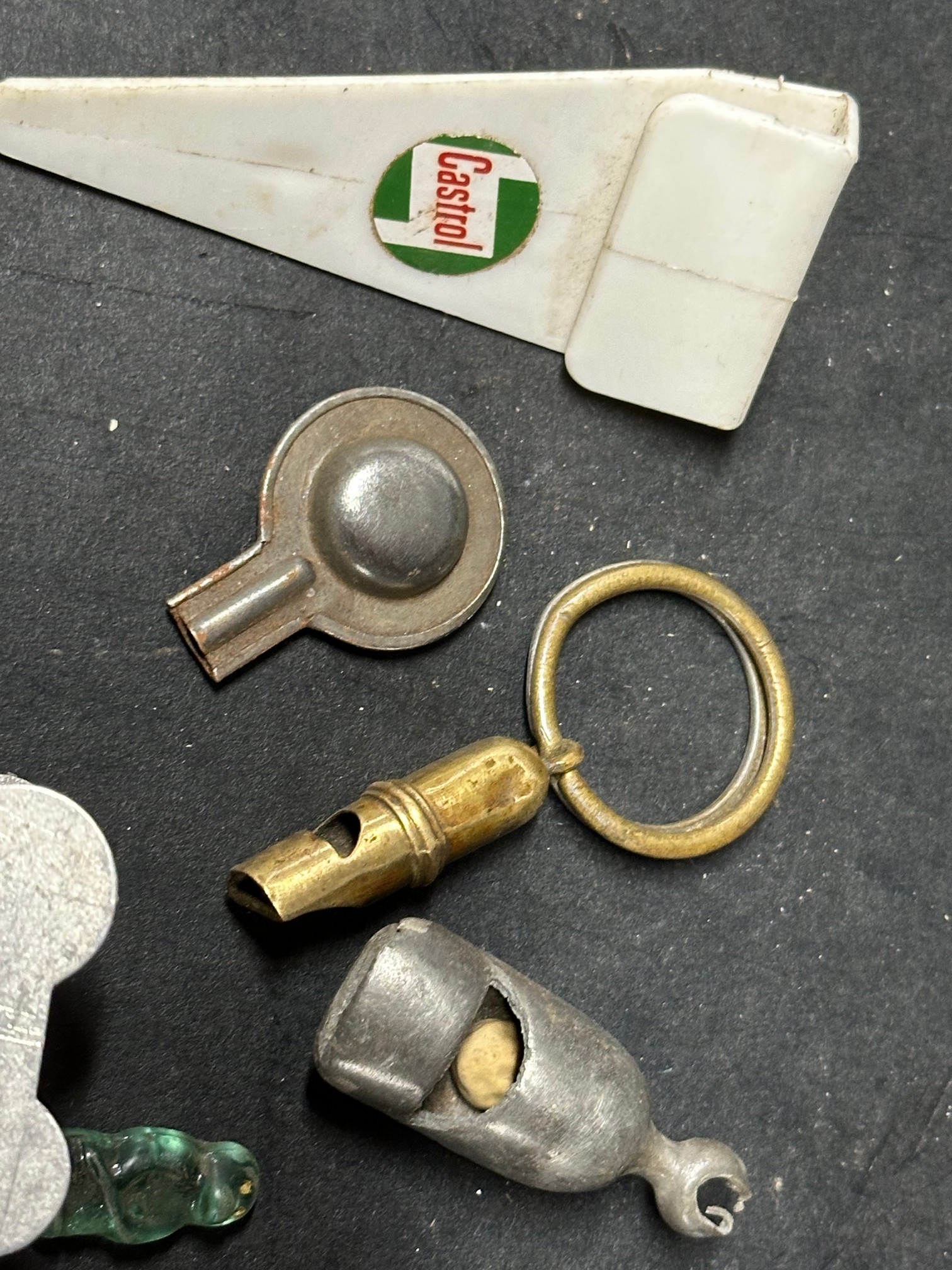 A selection of advertising and collectables inc. three whistles, a National Benzole Super keyring, a - Bild 4 aus 5