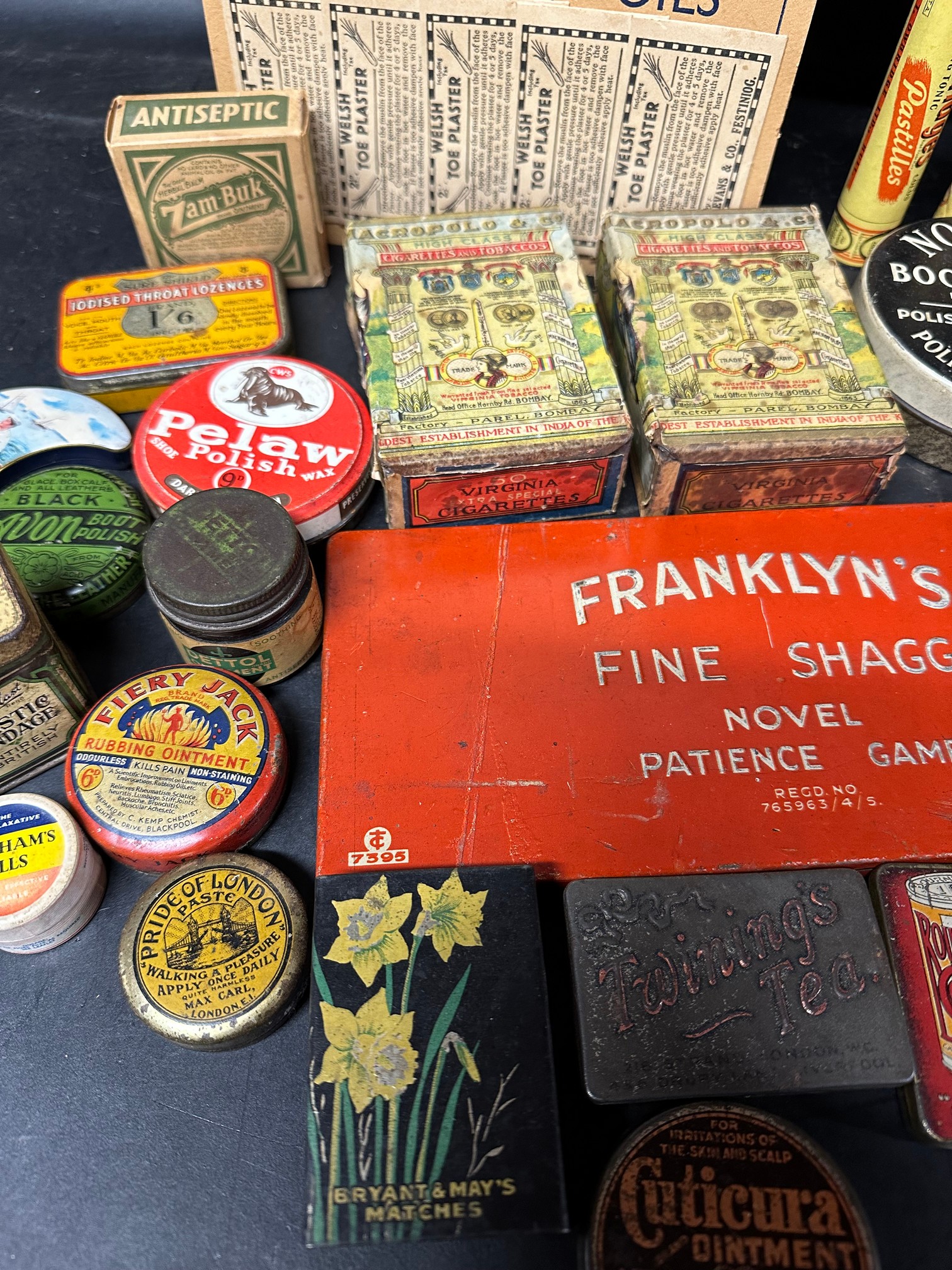 A selection of tins, a match case, a Franklyn's Fine Shagg novel patience game, toe plaster point of - Bild 2 aus 5