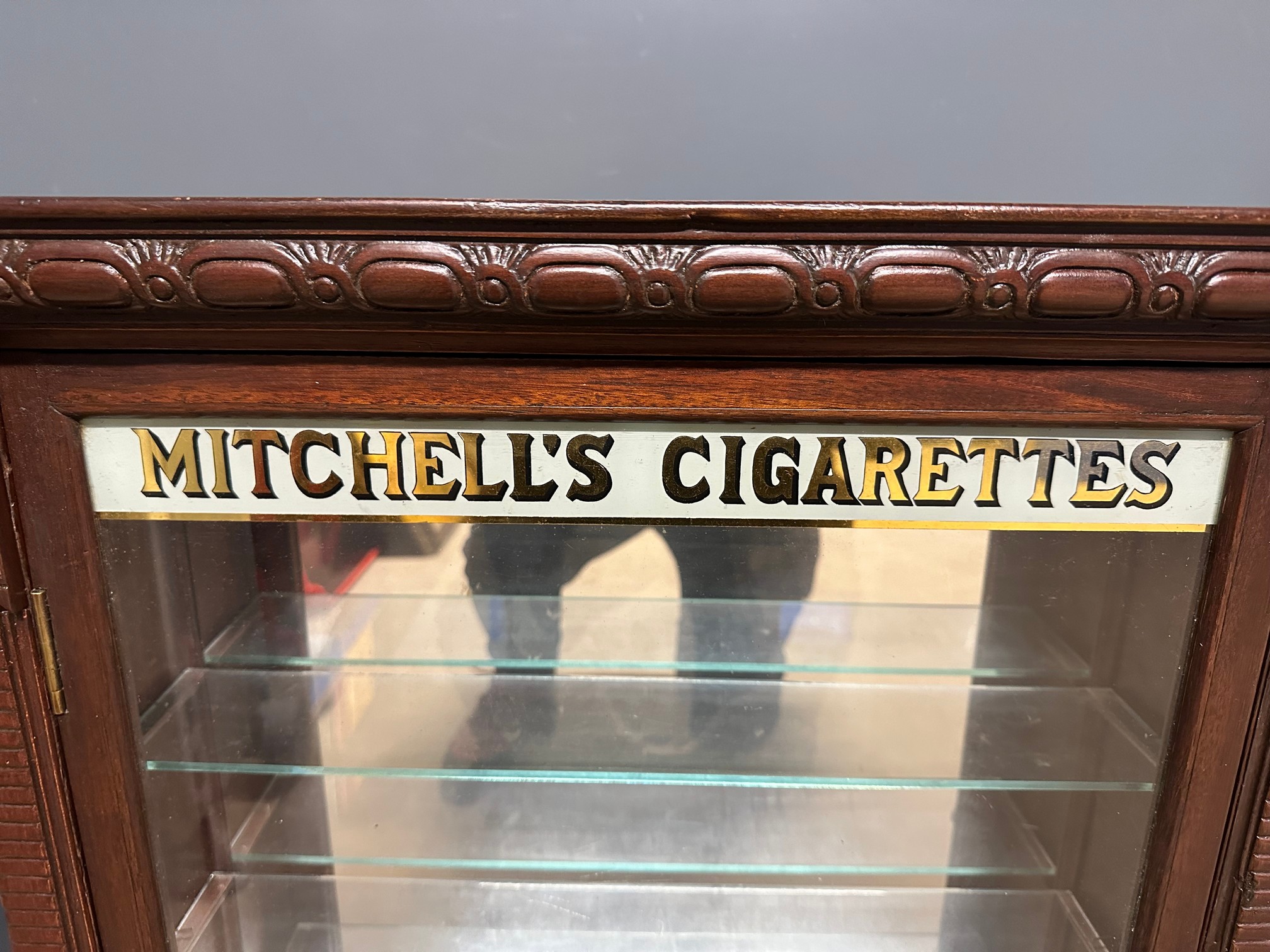 A counter top cabinet bearing the advertising for Mitchell's Cigarettes, front opening, key to - Image 3 of 8