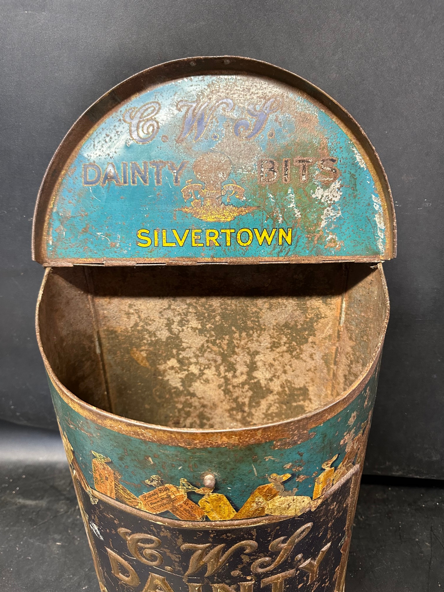 A C.W.S. Dainty Bits large counter top display dispensing advertising toffee tin, 14 1/2" tall. - Bild 3 aus 5