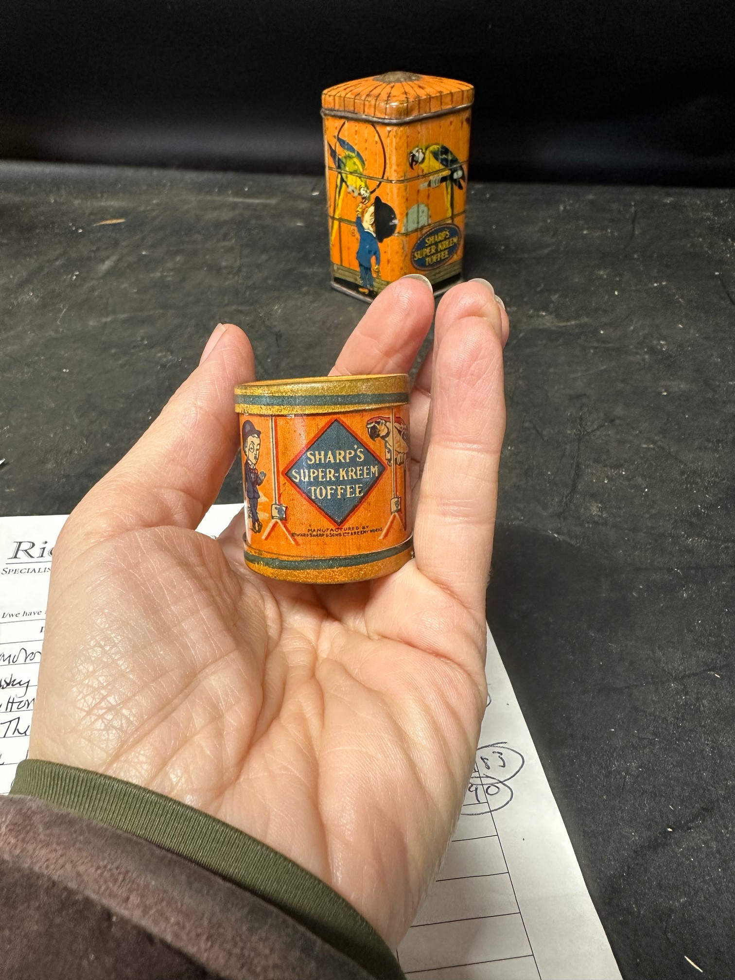 A Sharp's Super Kreem Toffee string dispensing tin, 4 1/4 x 2 1/4" and a miniature drum tin, 1 1/ - Bild 6 aus 6