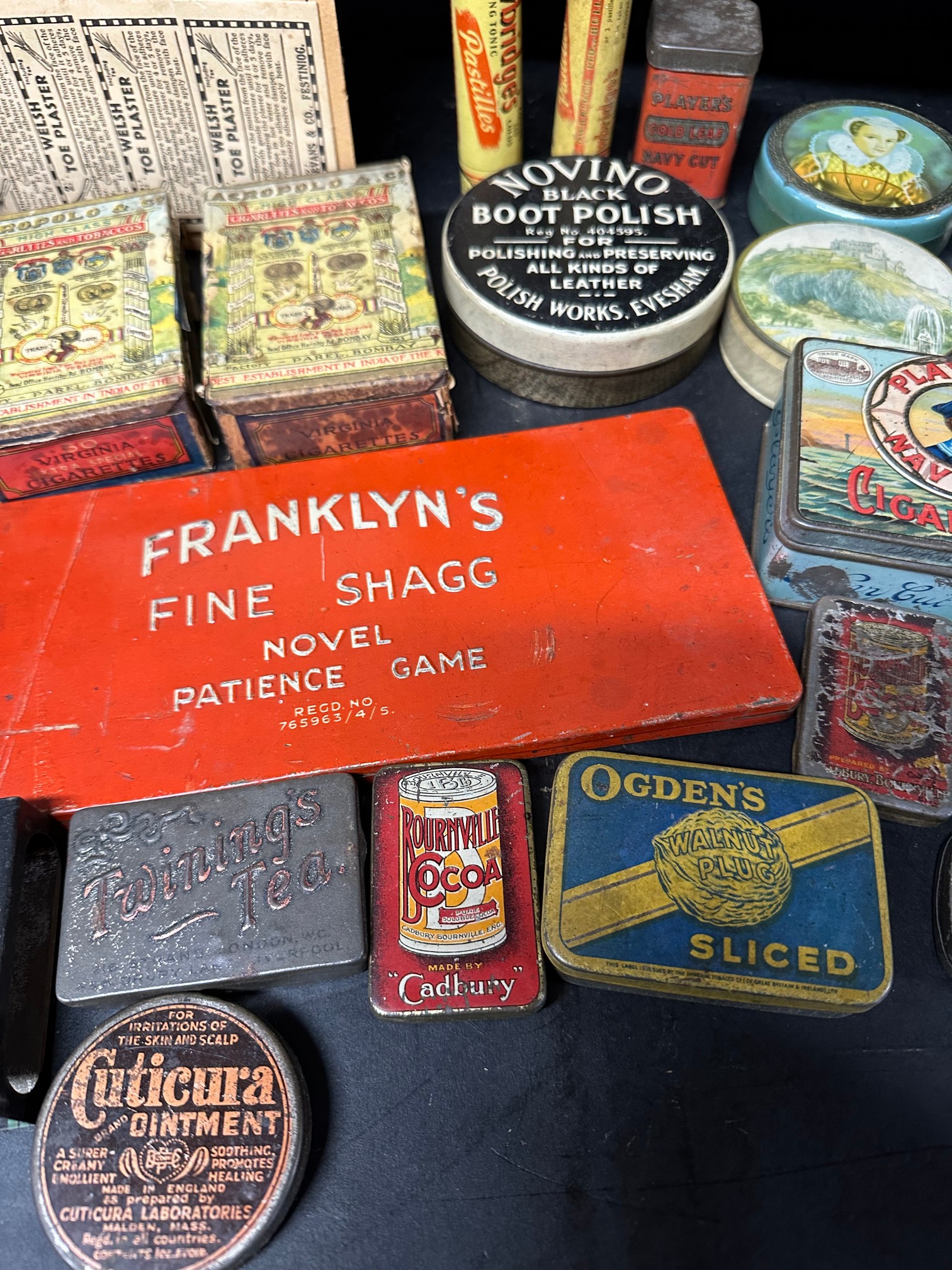 A selection of tins, a match case, a Franklyn's Fine Shagg novel patience game, toe plaster point of - Bild 3 aus 5