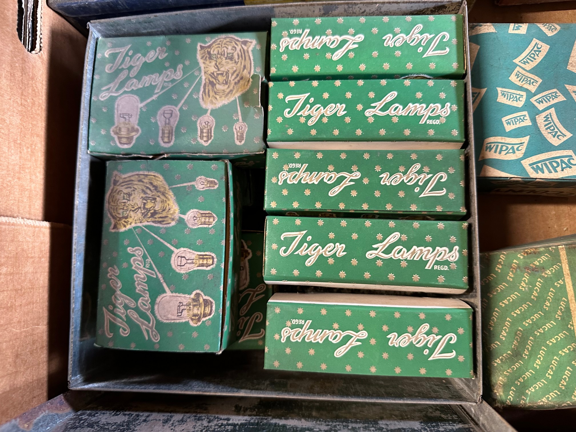A quantity of new old stock bulbs including a Tiger Lamps tin (with contents), Lucas, Mascott, - Bild 3 aus 6