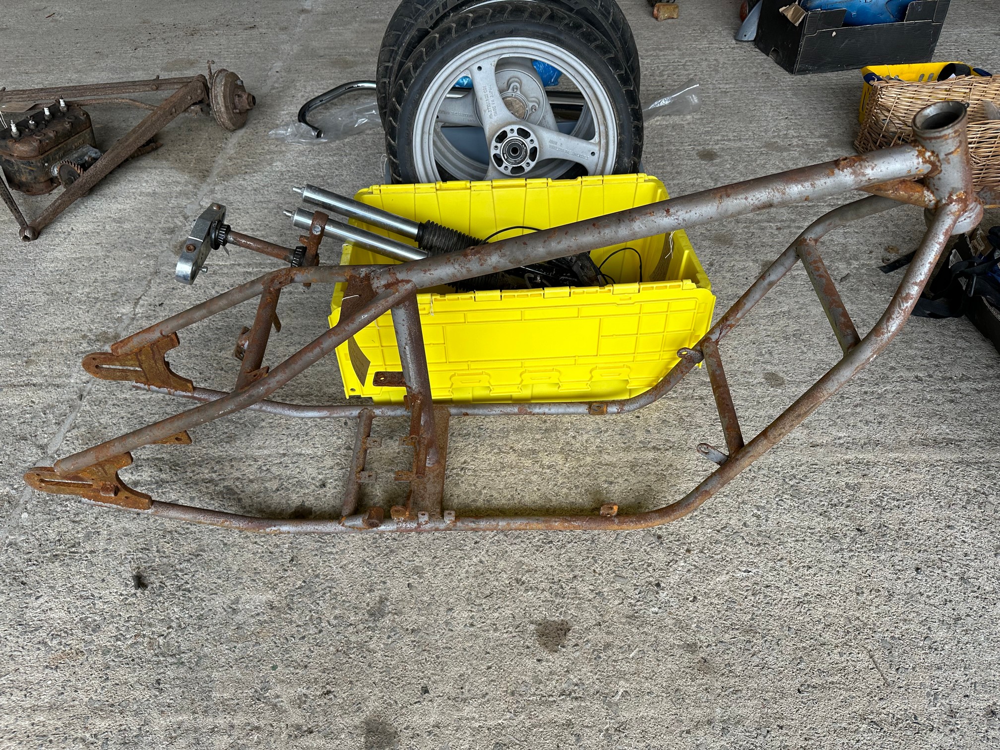 A quantity of Suzuki parts including a frame, forks, wheels etc. - Image 2 of 5