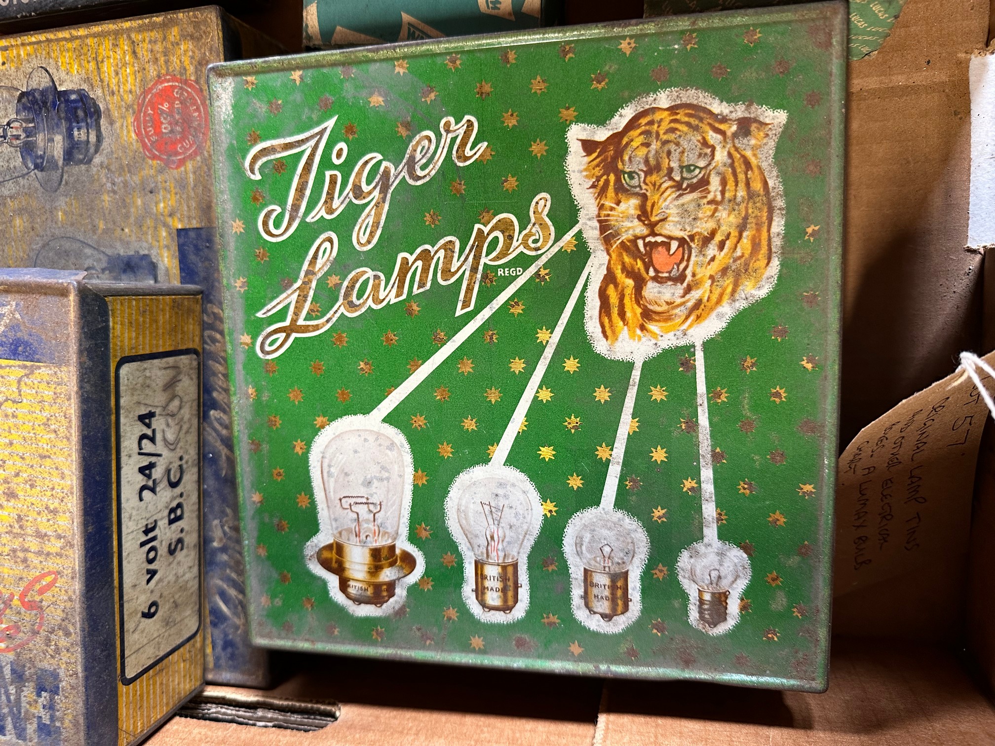 A quantity of new old stock bulbs including a Tiger Lamps tin (with contents), Lucas, Mascott, - Bild 4 aus 6