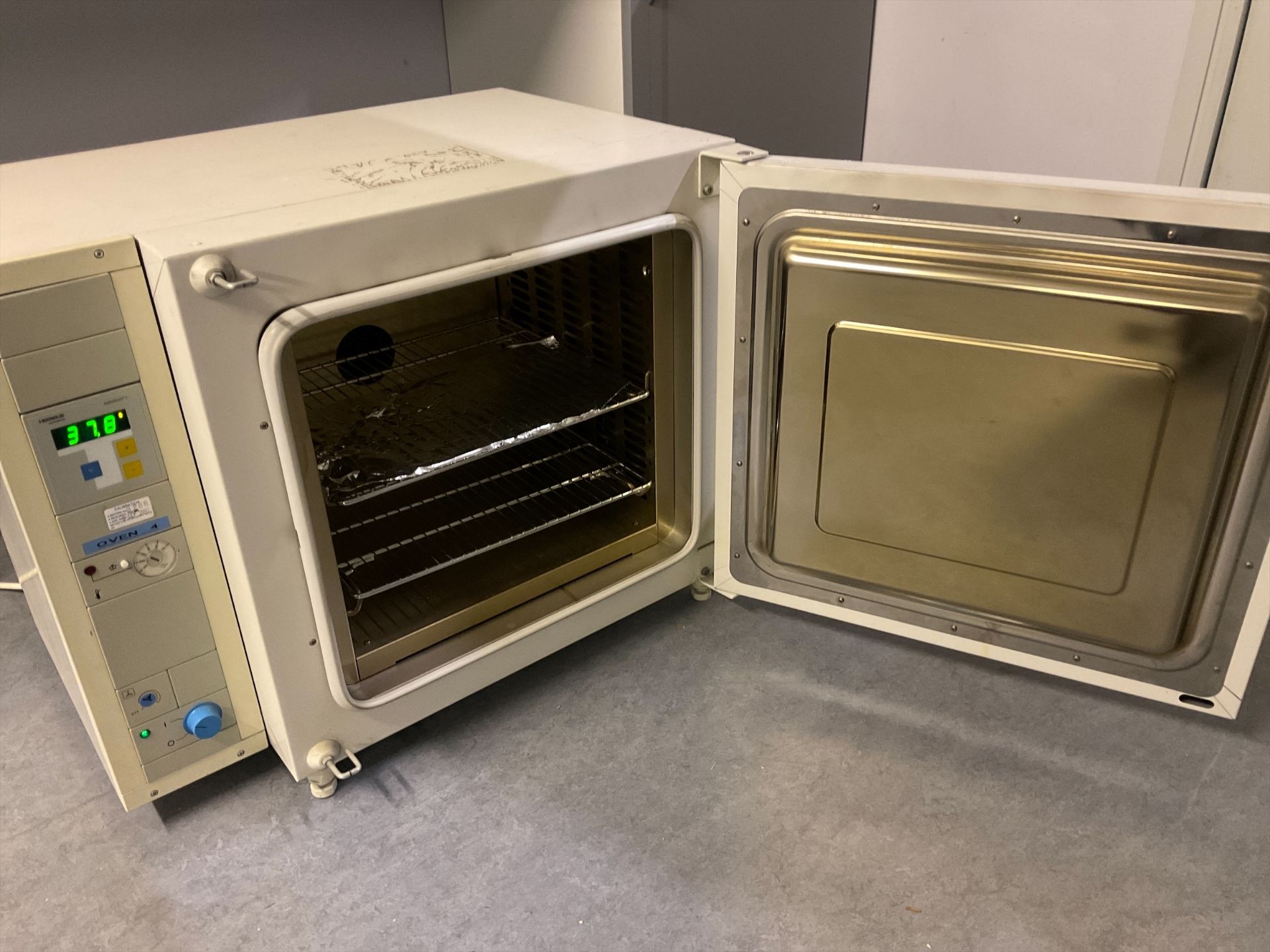 Heraeus UT 6060 High Specification Laboratory Oven Max Temp 300› C W74 x D67 x H58cm