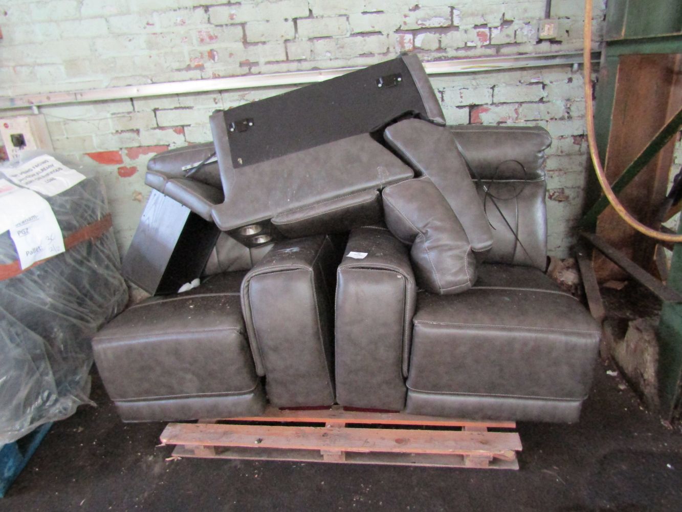 Upcyclers BER Furniture Pallet auction from brands such as SCS, Stressless,and more...MORE LOTS ADDED DAILY!