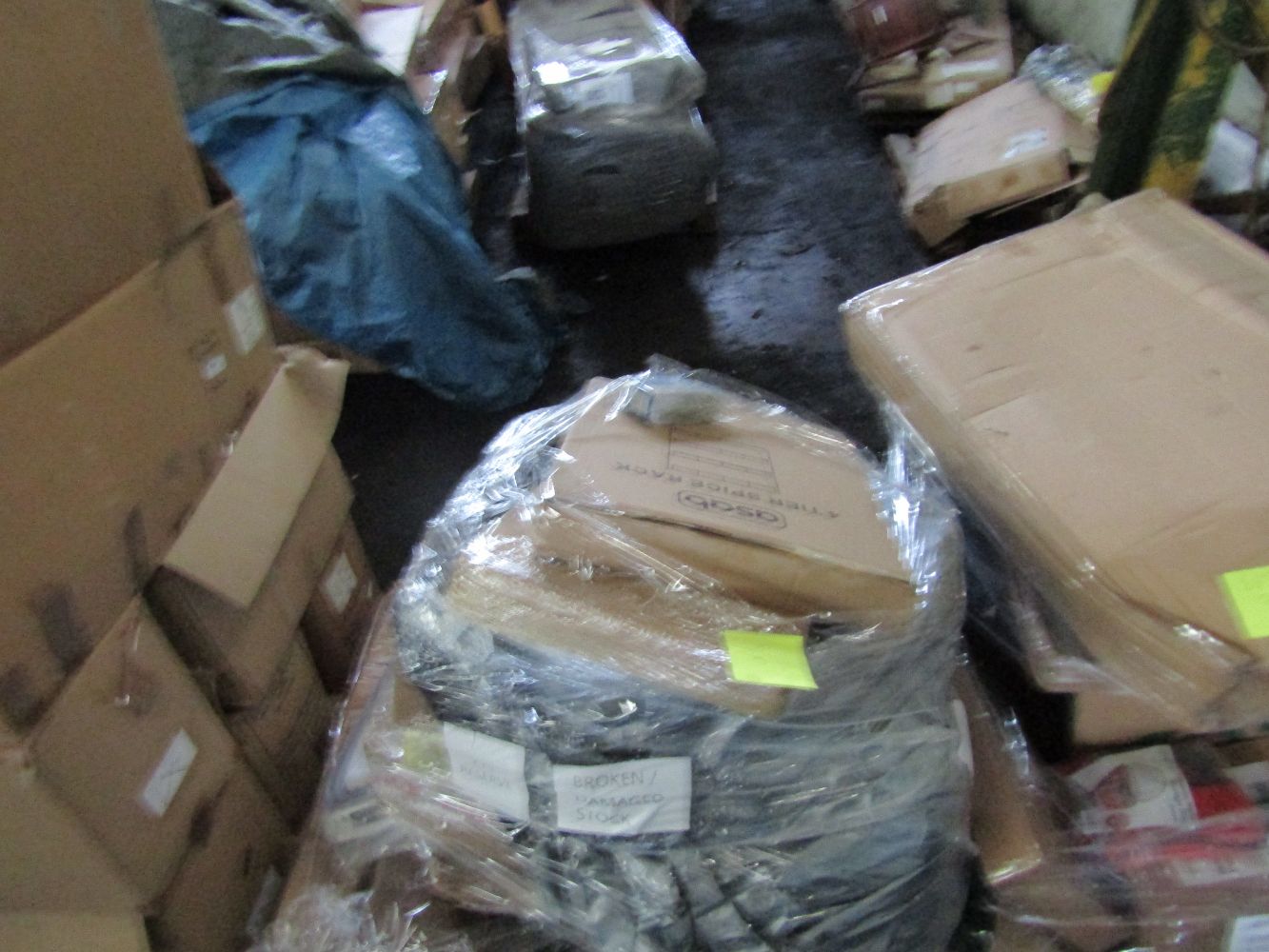 Traders pallets of New Summer Clothing and online returns