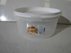 4x Whitefurze - 30cm Plastic Cake Storage Boxes - All Good Condition.
