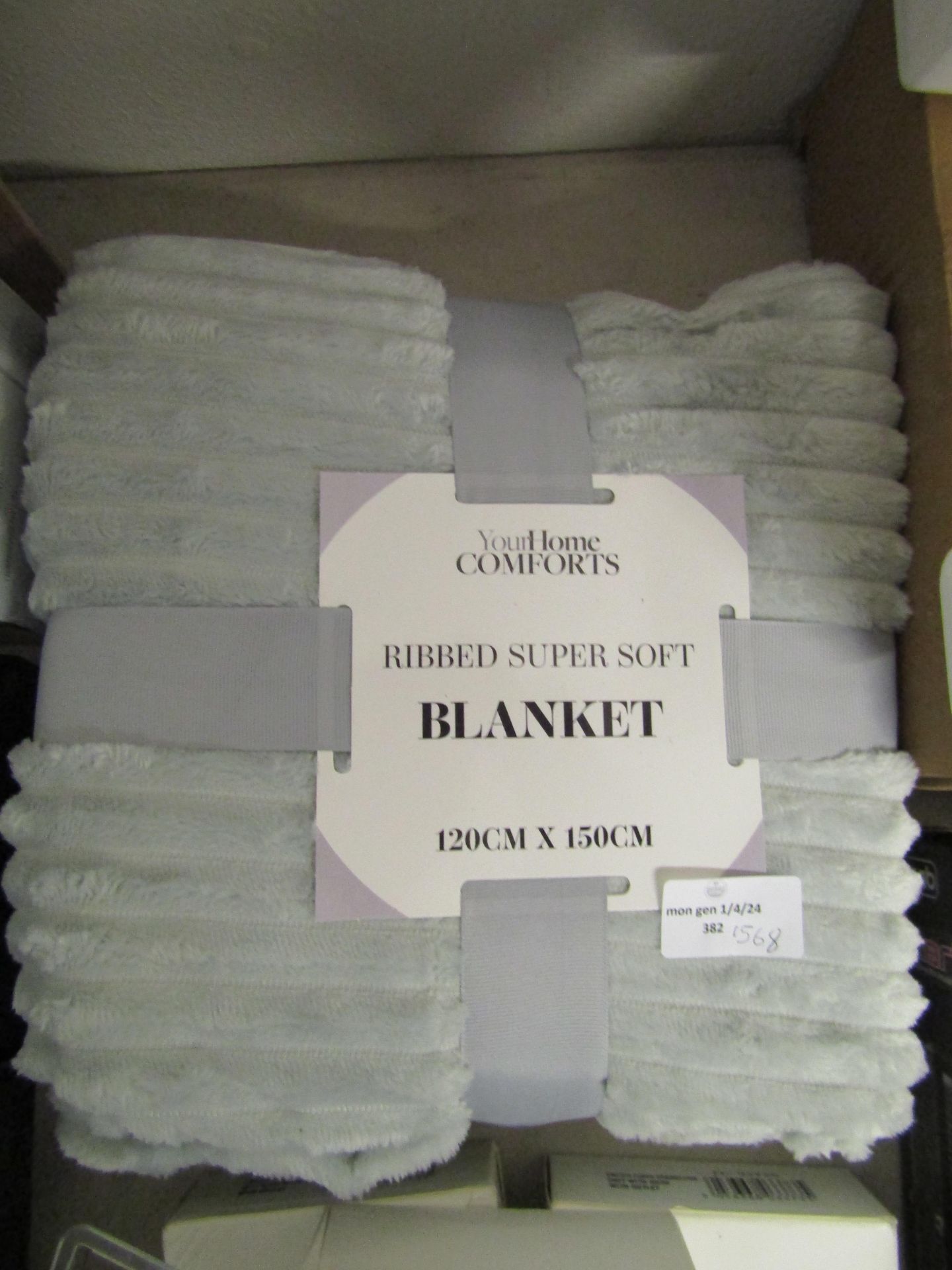 Ribbed Super Soft Blanket 120x150cm - Unused.