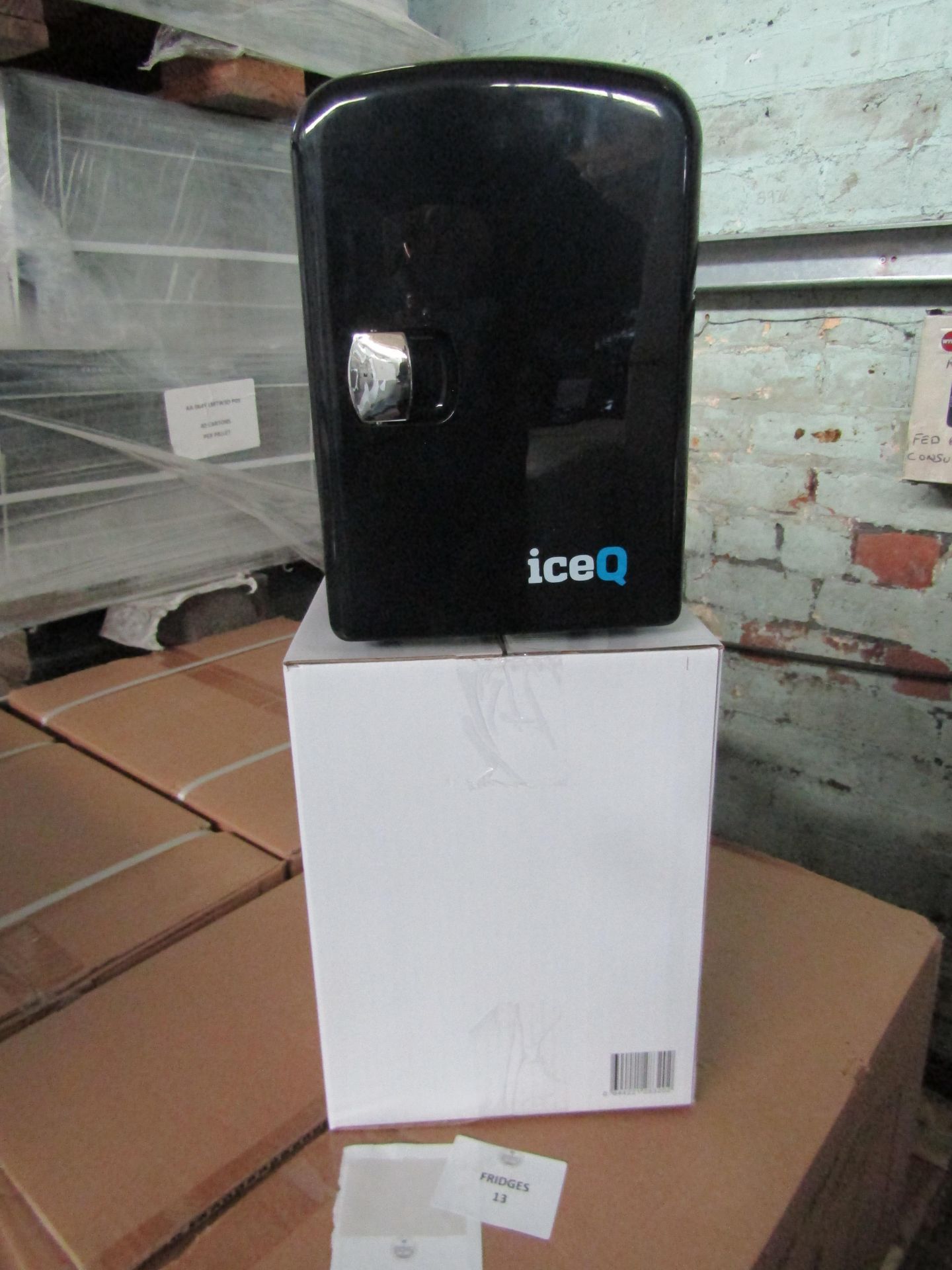 iceQ 4 Litre Mini Fridge - Black RRP 44.99 About the Product(s) Condition of Lot Excellent