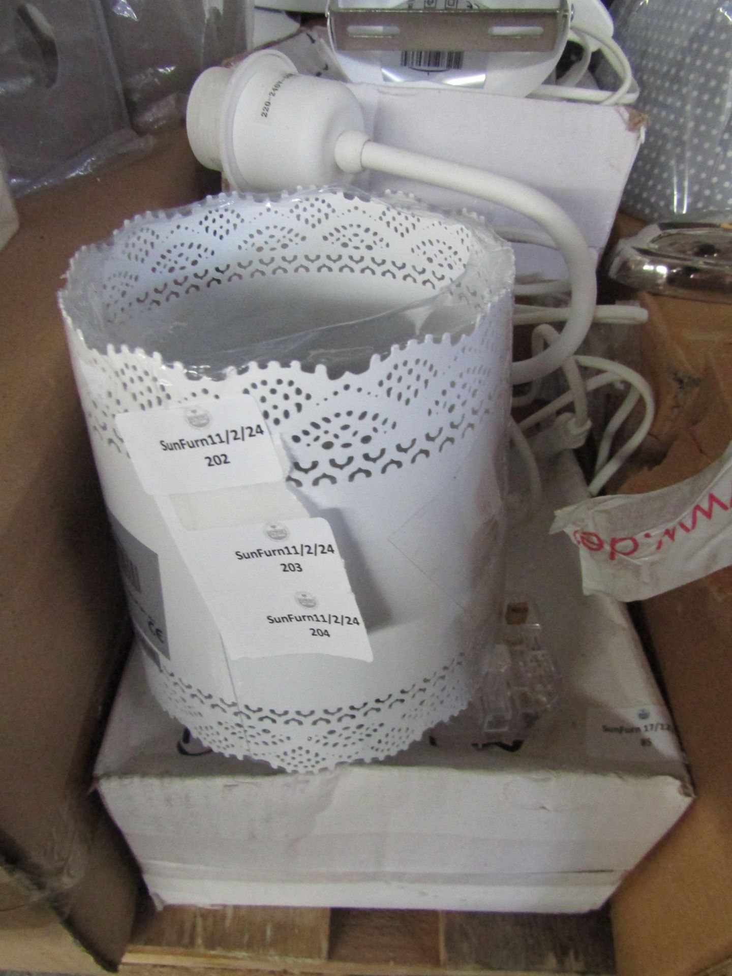 Lace Metal Wall Light White. Size: H15 x 11cm - RRP ?65.00 - New & Boxed. (DR810)