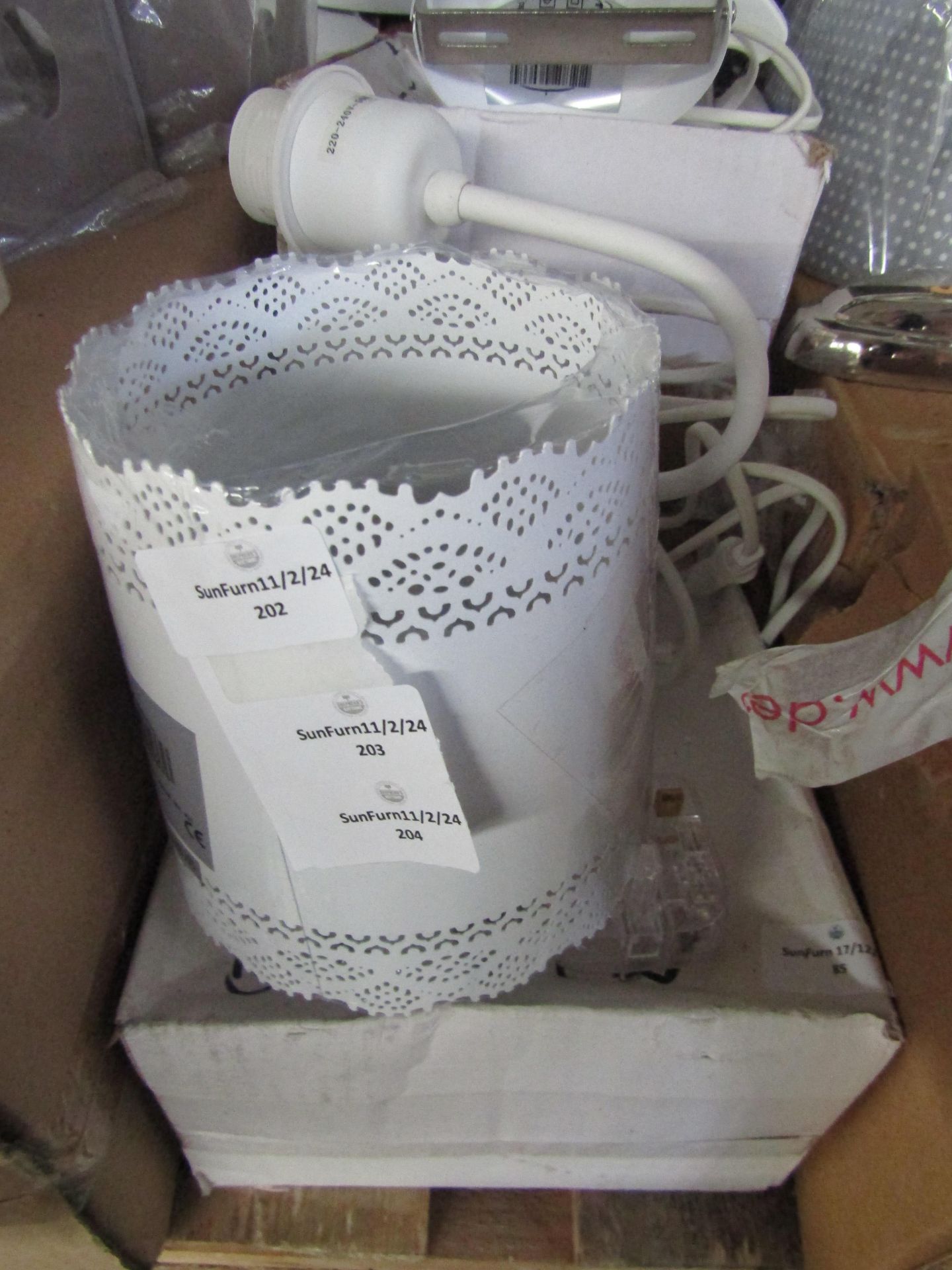 Lace Metal Wall Light White. Size: H15 x 11cm - RRP ?65.00 - New & Boxed. (DR810)
