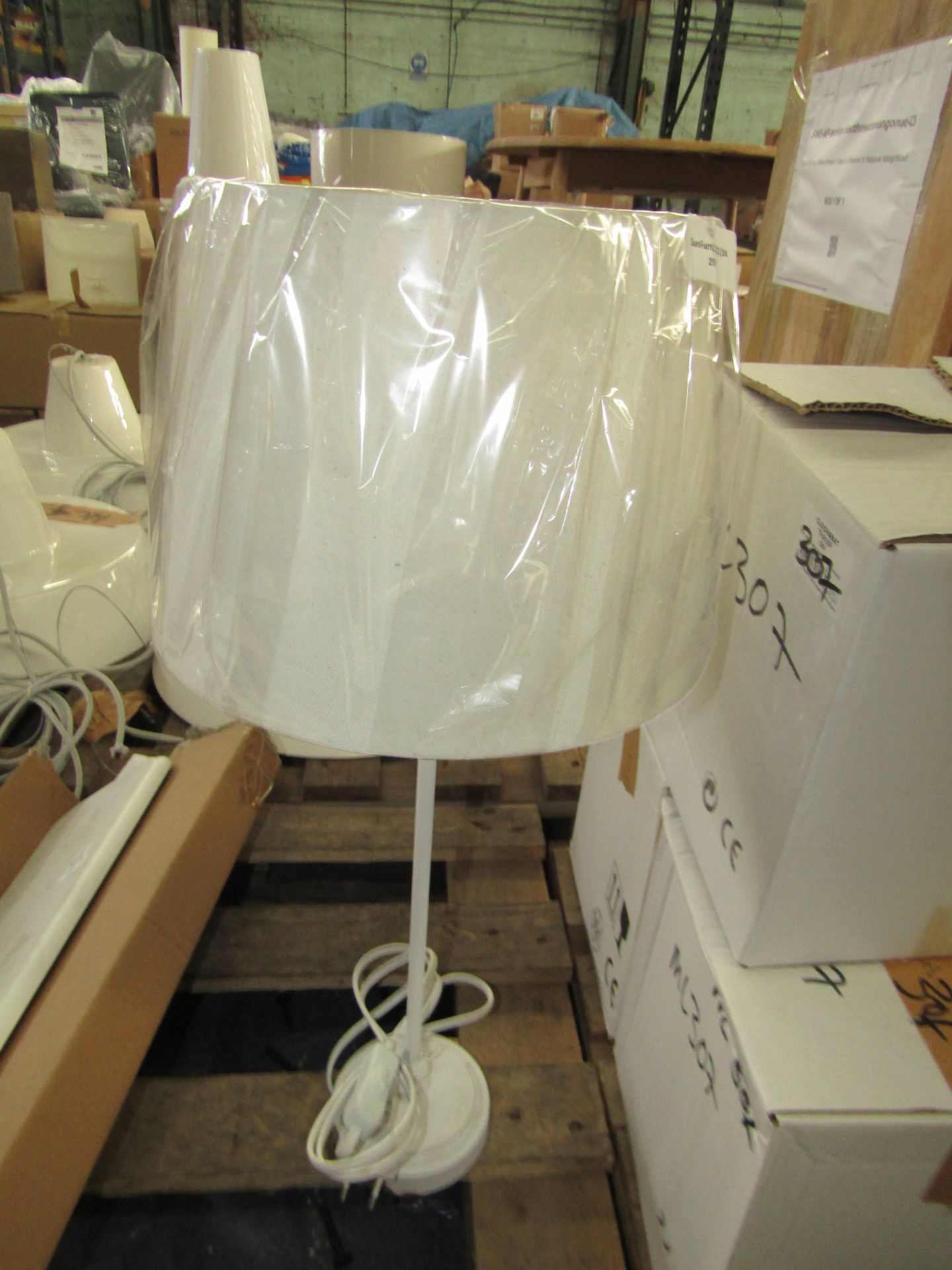 White Table Lamp With Shade, Good Condition. (DR660)